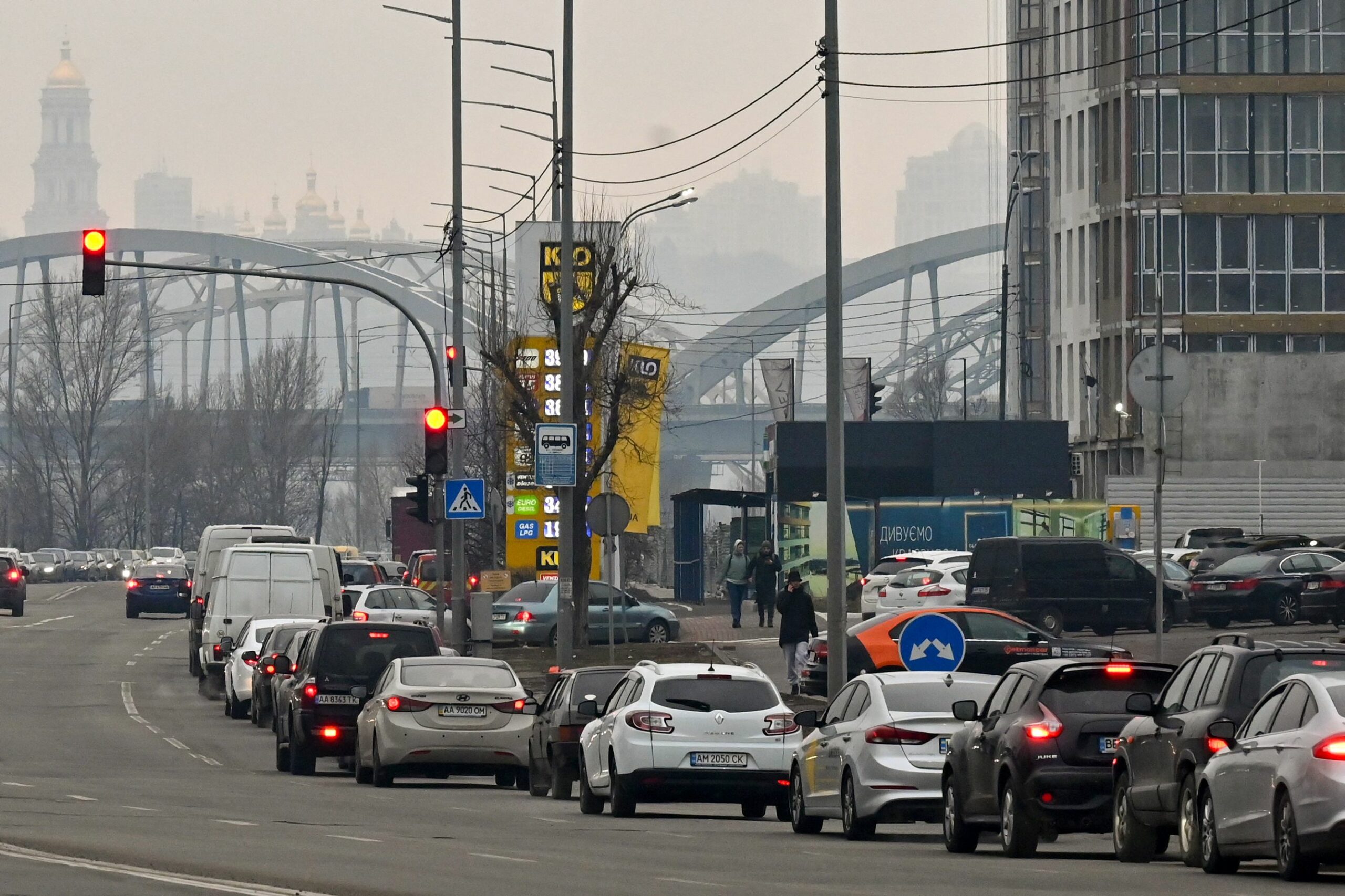 Автомобили стоят в очереди на заправку в Киеве. Фото GENYA SAVILOV / TASS / Scanpix / Leta