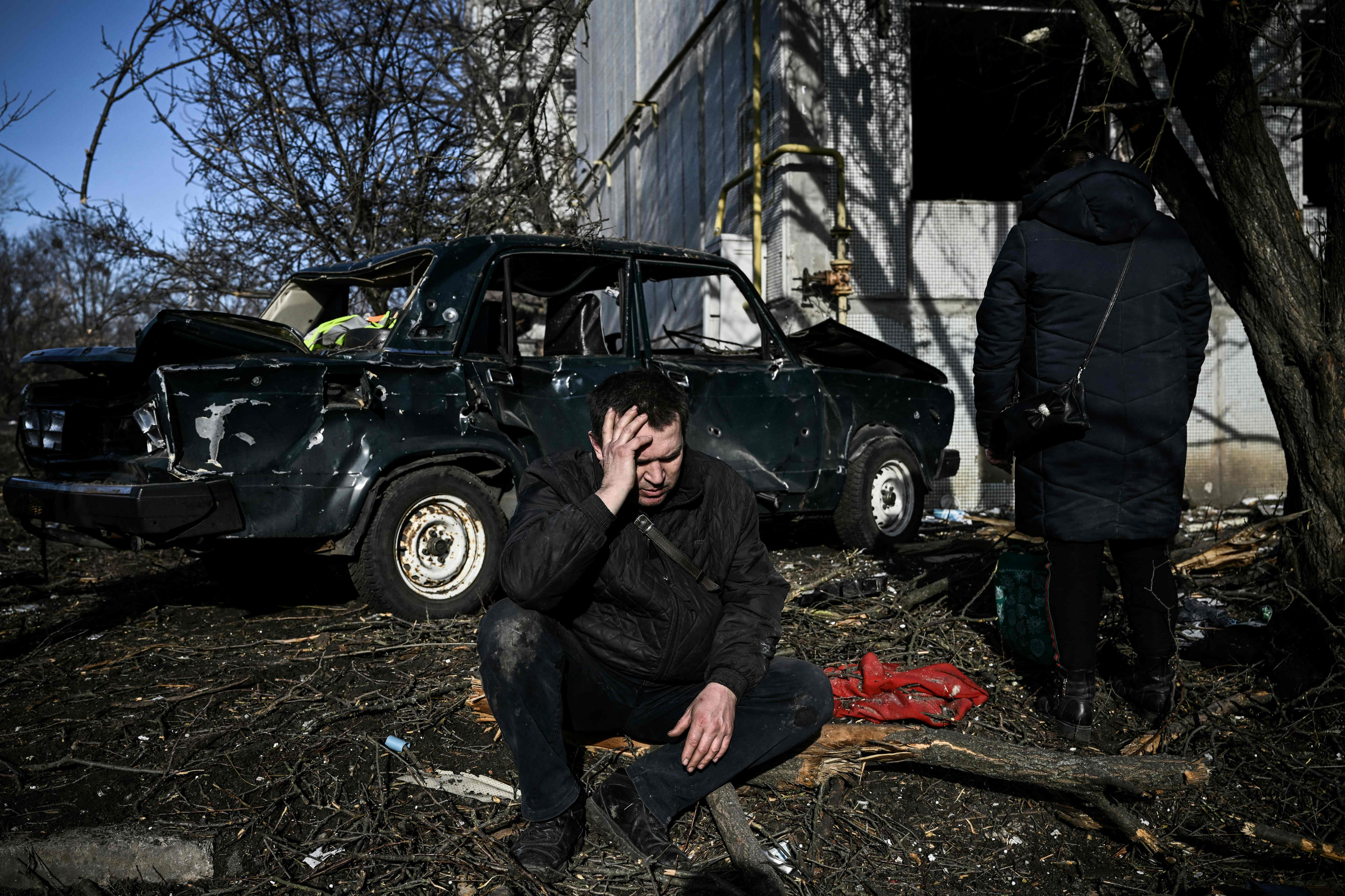 Мужчина сидит возле своего разрушенного дома после взрывов в городе Чугуев на востоке Украины. Фото ARIS MESSINIS / TASS / Scanpix / Leta