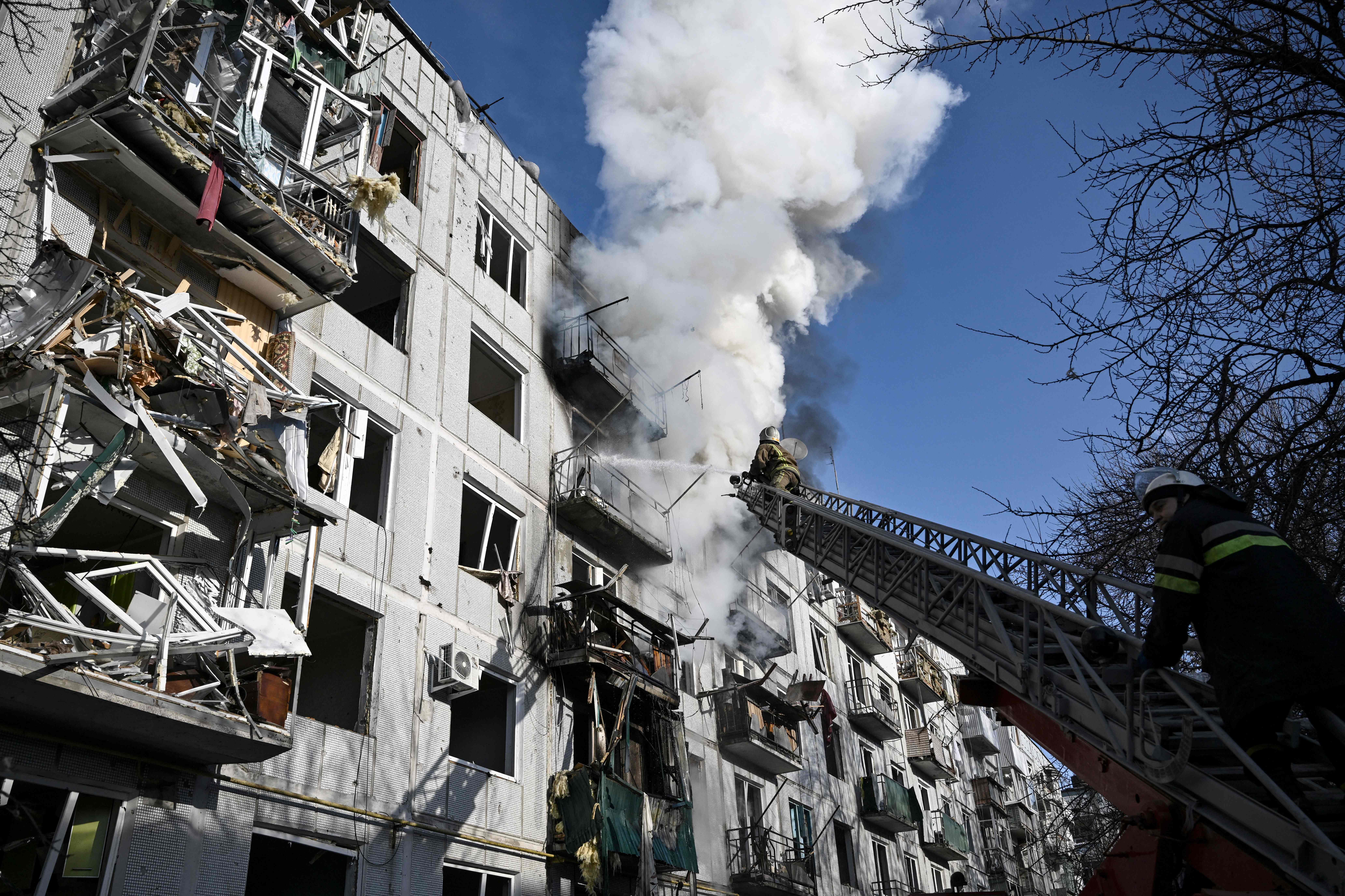 Пожарные тушат пожар в здании после взрывов в городе Чугуев на востоке Украины. Фото ARIS MESSINIS / TASS / Scanpix / Leta