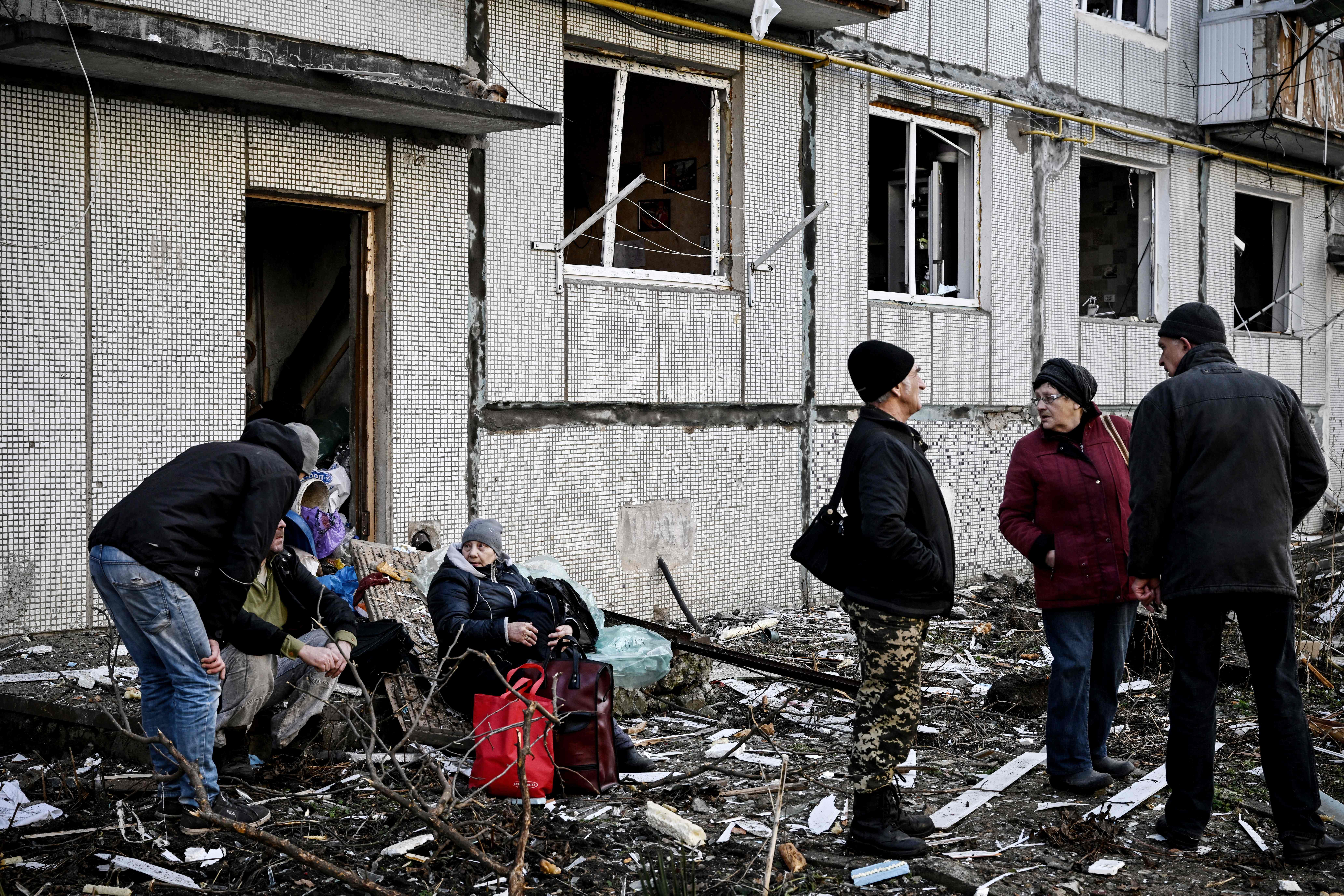 Люди возле разрушенного здания после взрывов в городе Чугуев на востоке Украины. Фото ARIS MESSINIS / TASS / Scanpix / Leta