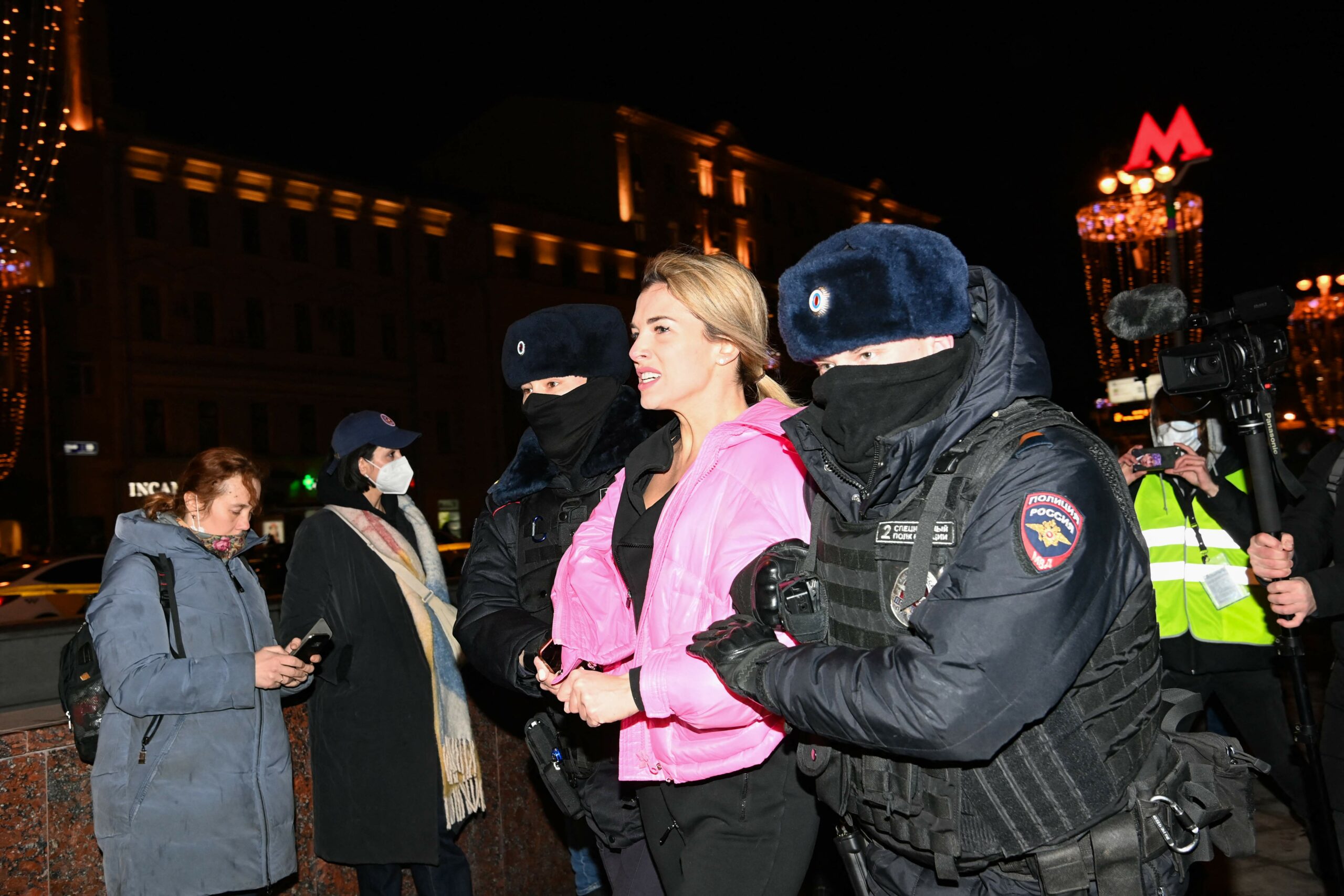 Полицейские задерживают женщину. Фото KIRILL KUDRYAVTSEV / TASS / Scanpix / Leta