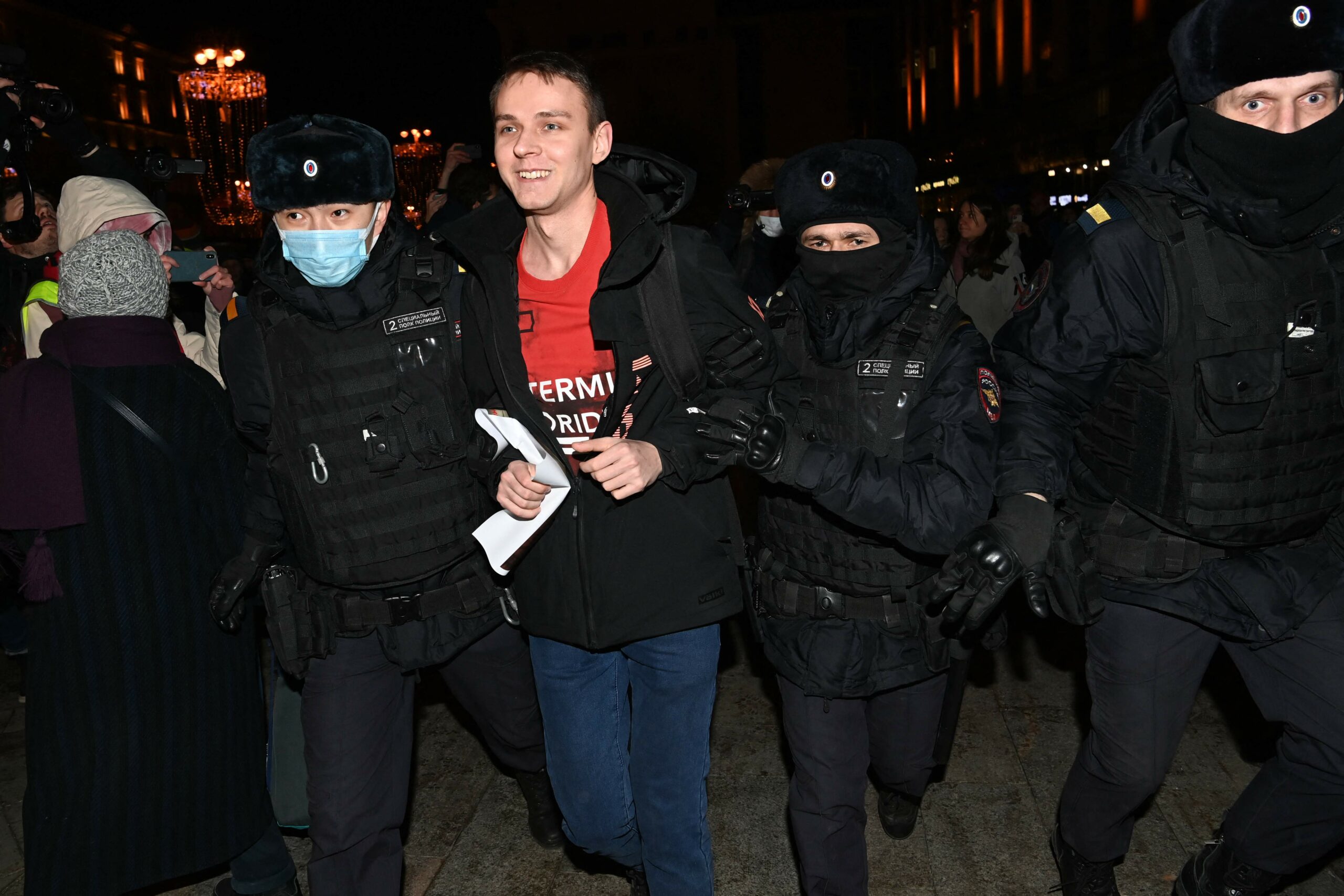 Молодой человек задержан полицейскими в Москве. Фото KIRILL KUDRYAVTSEV / TASS / Scanpix / Leta
