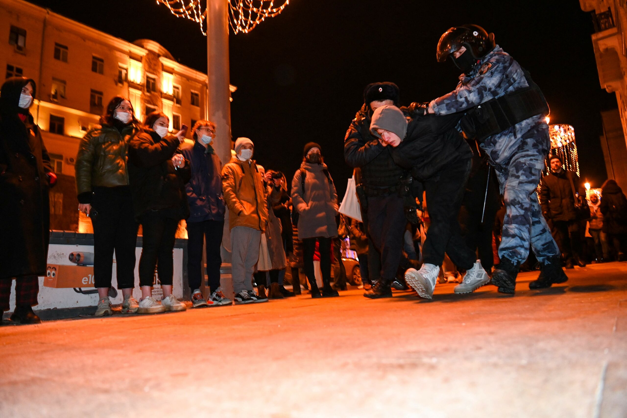 Задержание протестующего в Москве. Фото KIRILL KUDRYAVTSEV / TASS / Scanpix / Leta