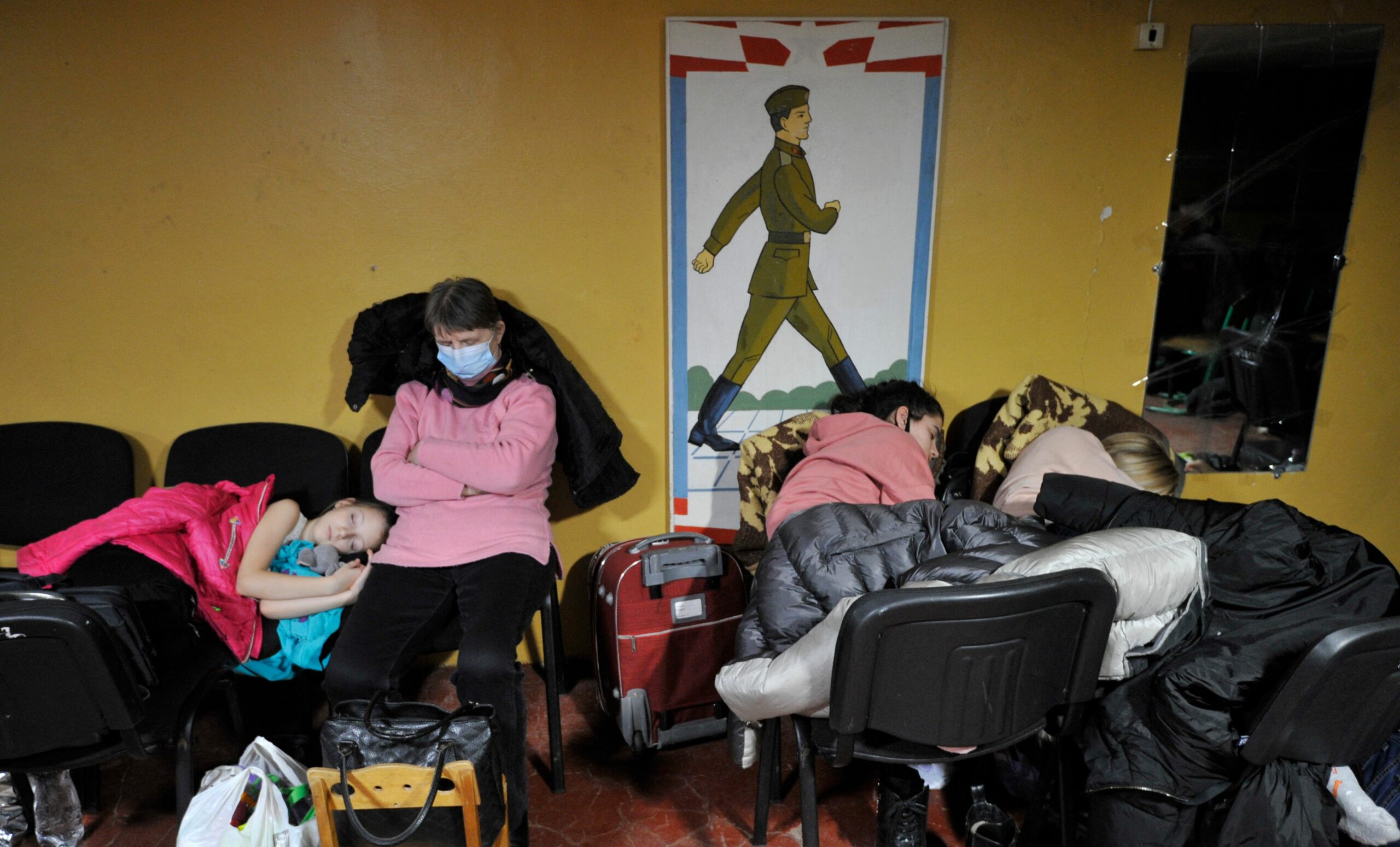 Люди прячутся в бомбоубежище в Киеве. Фото SERGEI CHUZAVKOV / TASS / Scanpix / Leta