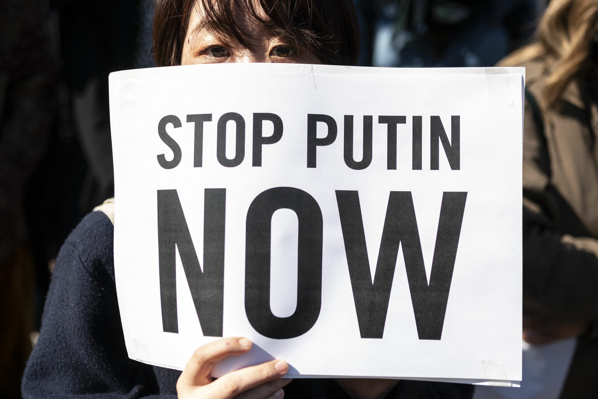Демонстрант держит плакат на митинге в токийском районе Сибуя в знак протеста против вторжения России в Украину. Токио. 26 февраля 2022 года. Фото Charly TRIBALLEAU/AFP/Scanpix/LETA