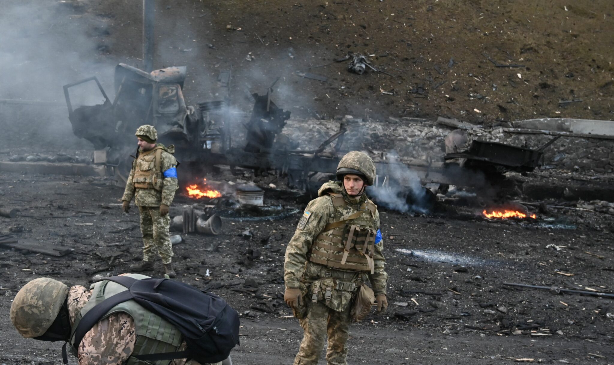 Украинские военнослужащие собирают неразорвавшиеся снаряды после боя с российской диверсионной группой. Фото Sergei SUPINSKY/AFP/Scanpix/Leta