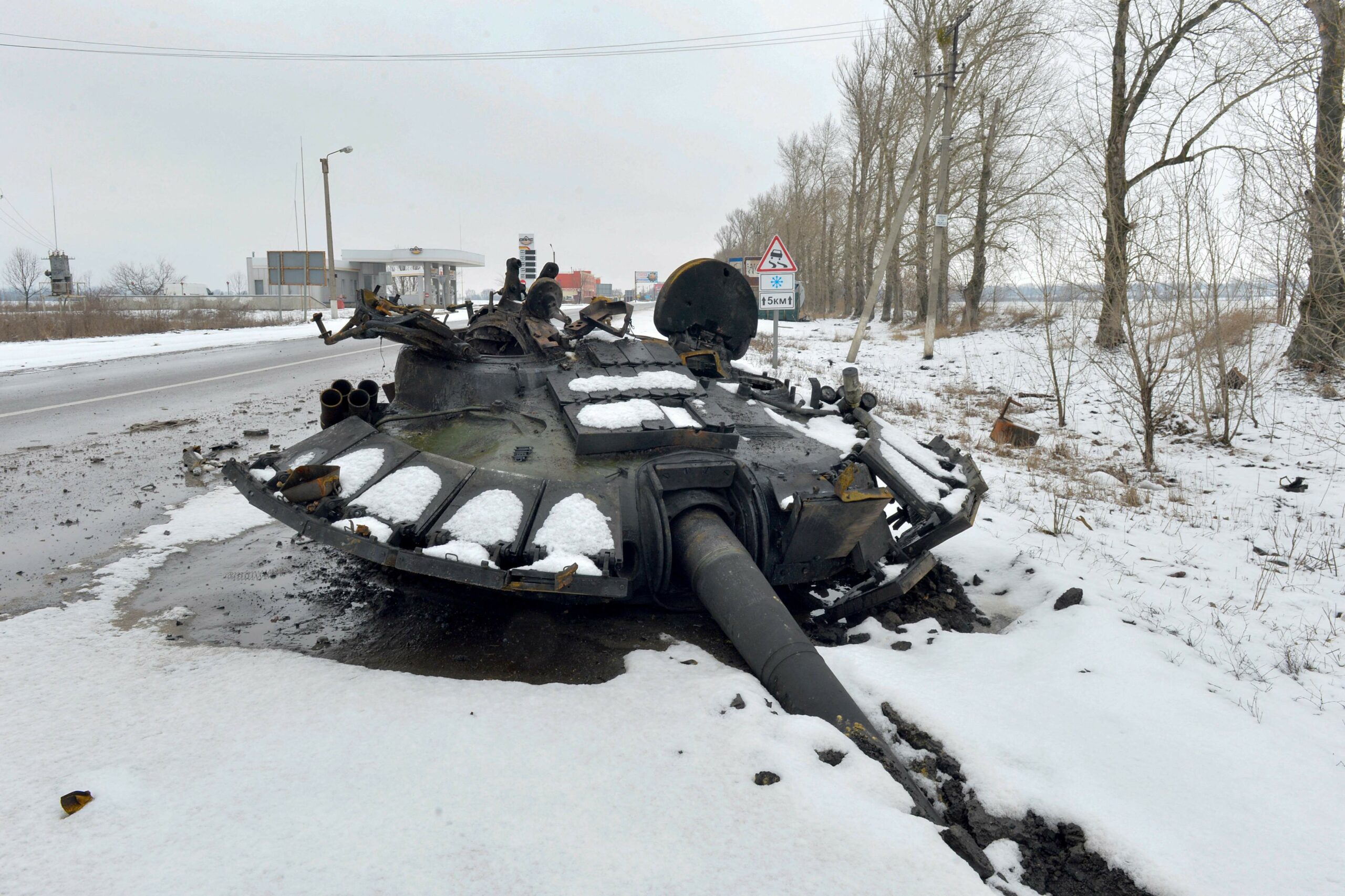 Фрагмент подбитого, предположительно, российского танка на обочине дороги на окраине Харькова. Официальные лица заявили об отражении нападения 