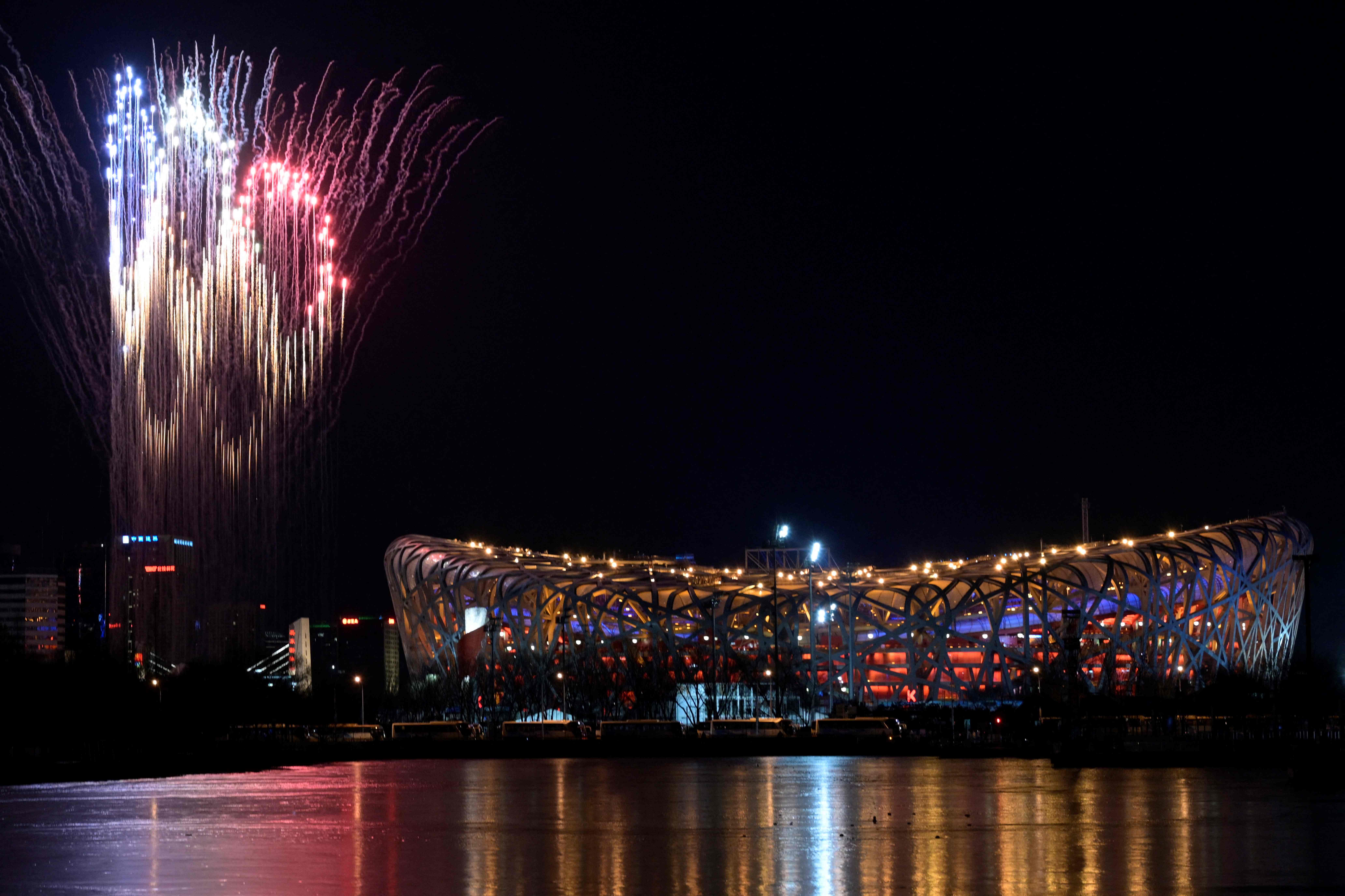  Фейерверки в форме олимпийских колец над стадионом «Птичье гнездо». Церемония открытия Зимних Олимпийских игр в Пекине. 4 февраля 2022 года. Фото  Sebastien Bozon/AFP/Scanpix/LETA