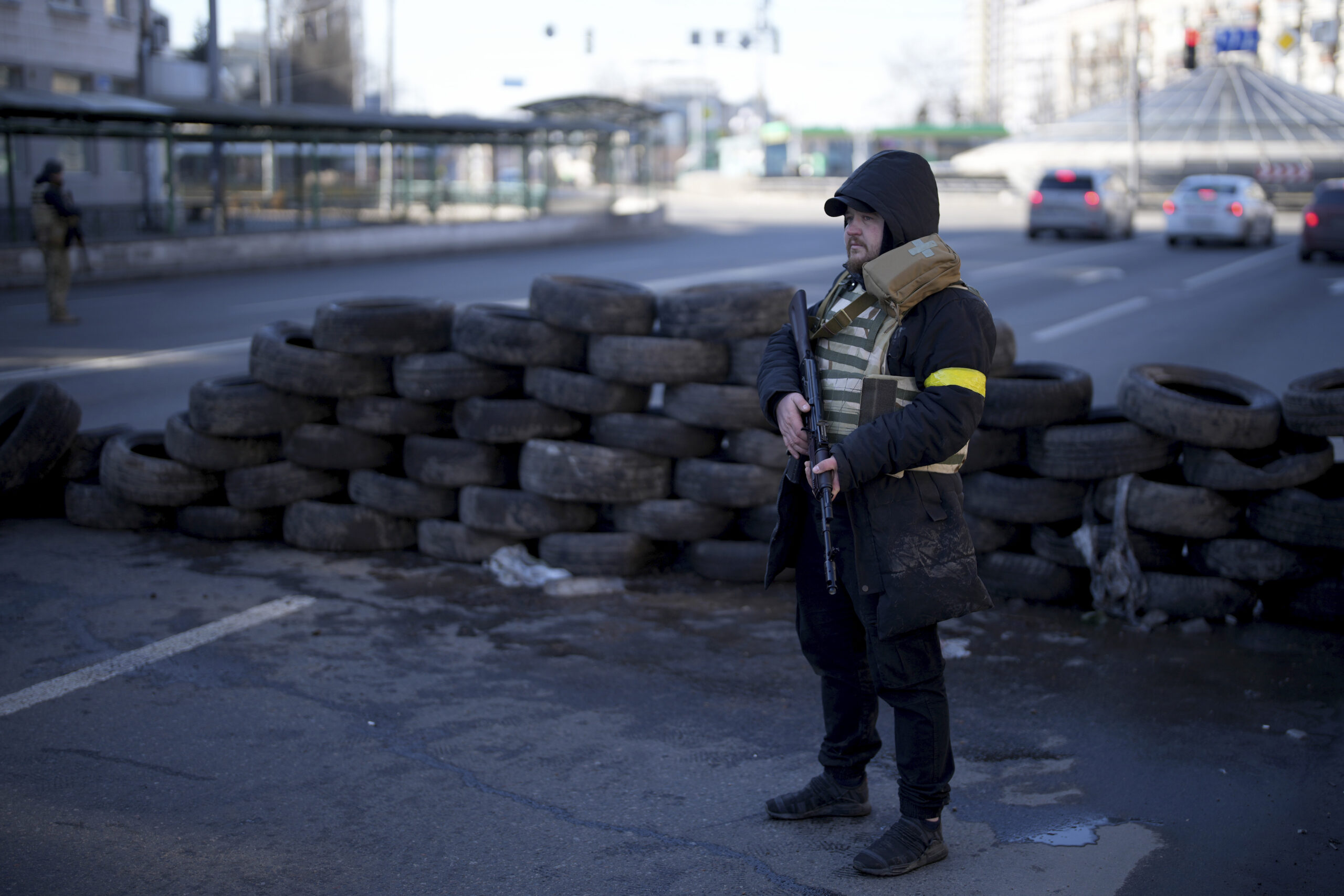 Доброволец на блокпосту в Киеве. Украина. 26 февраля 2022 года. Фото Emilio Morenatti/AP Photo/Scanpix/Leta