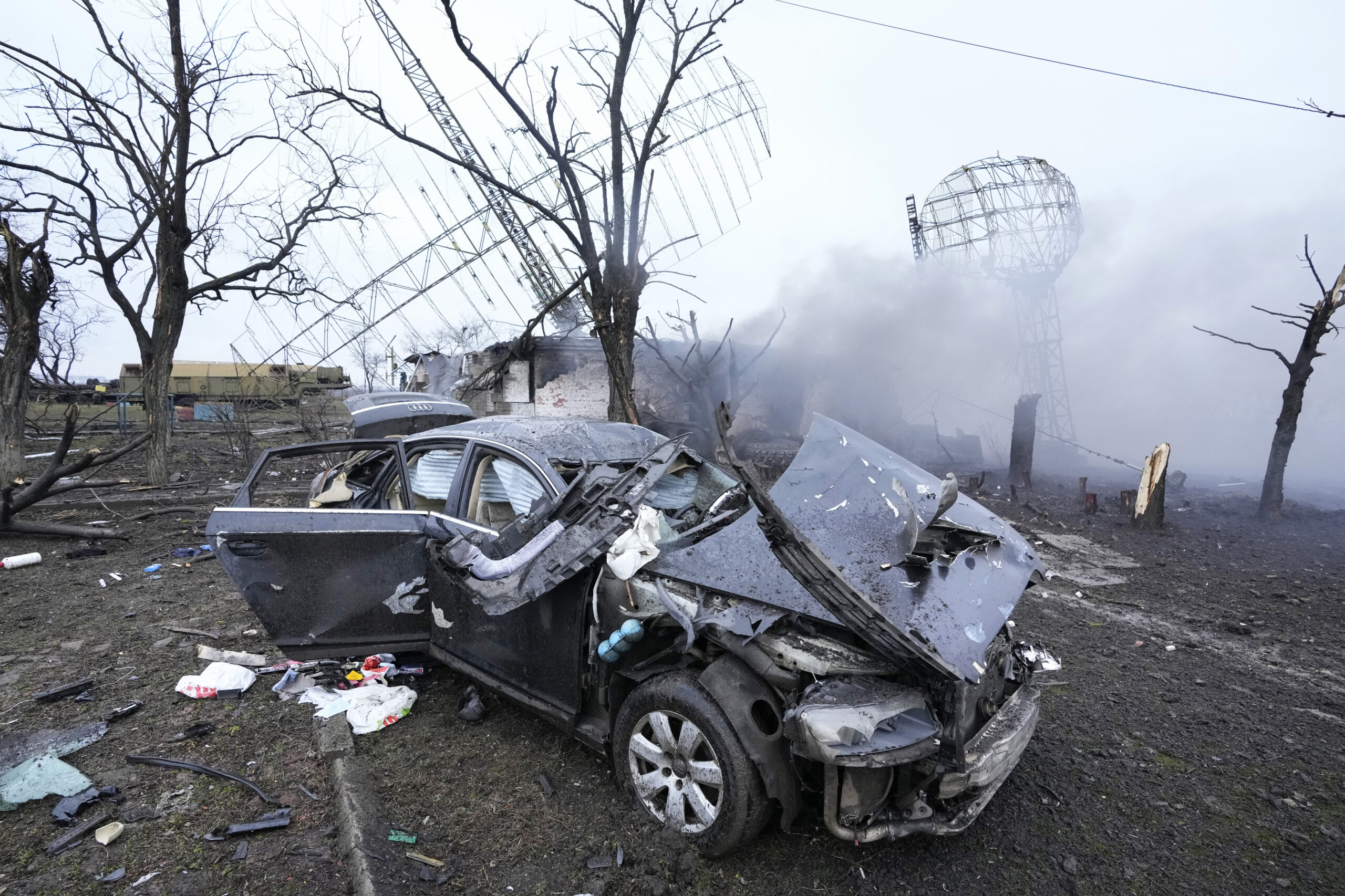 Поврежденный автомобиль на украинском военном объекте под Мариуполем. Фото Sergei Grits / TASS / Scanpix / Leta