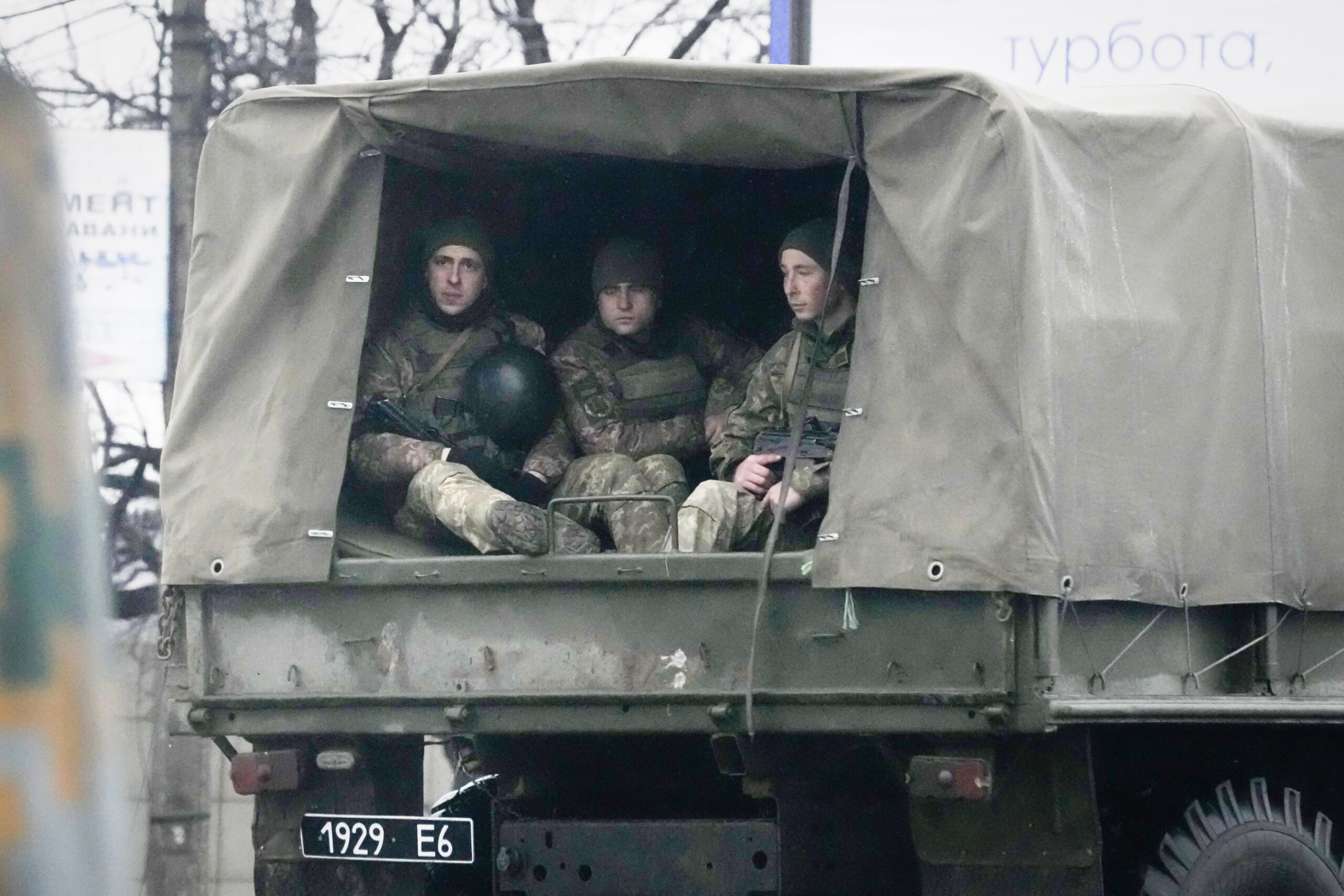 Украинские солдаты едут в военной машине в Мариуполе, Украина. Фото Sergei Grits / TASS / Scanpix / Leta