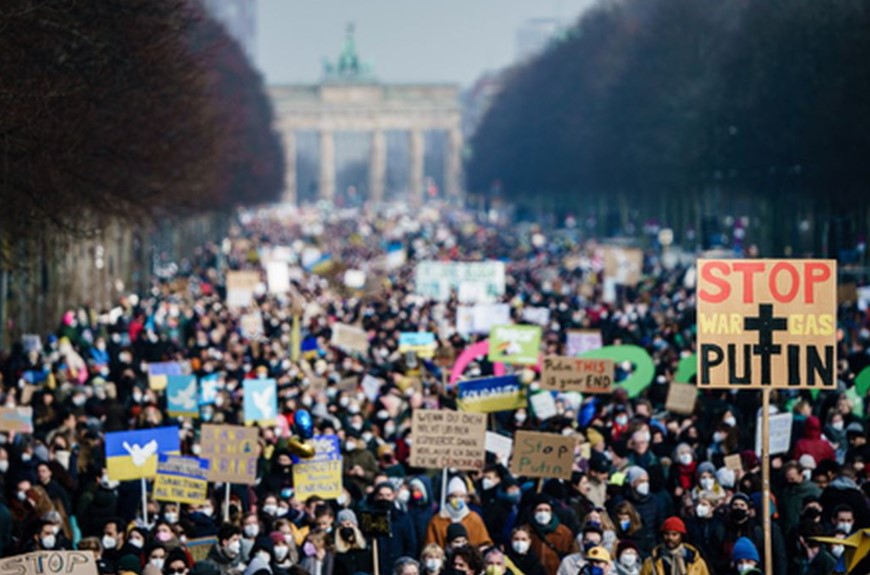 Демонстрация сторонников Украины в Берлине. Германия. 27 февраля 2022 года. Фото CLEMENS BILAN/EPA/Scanpix/LETA