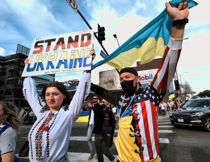 Люди протестуют против российского вторжения России в Украину. Лос-Анджелес. Фото Richard Vogel/AP Photo/Scanpix/LETA