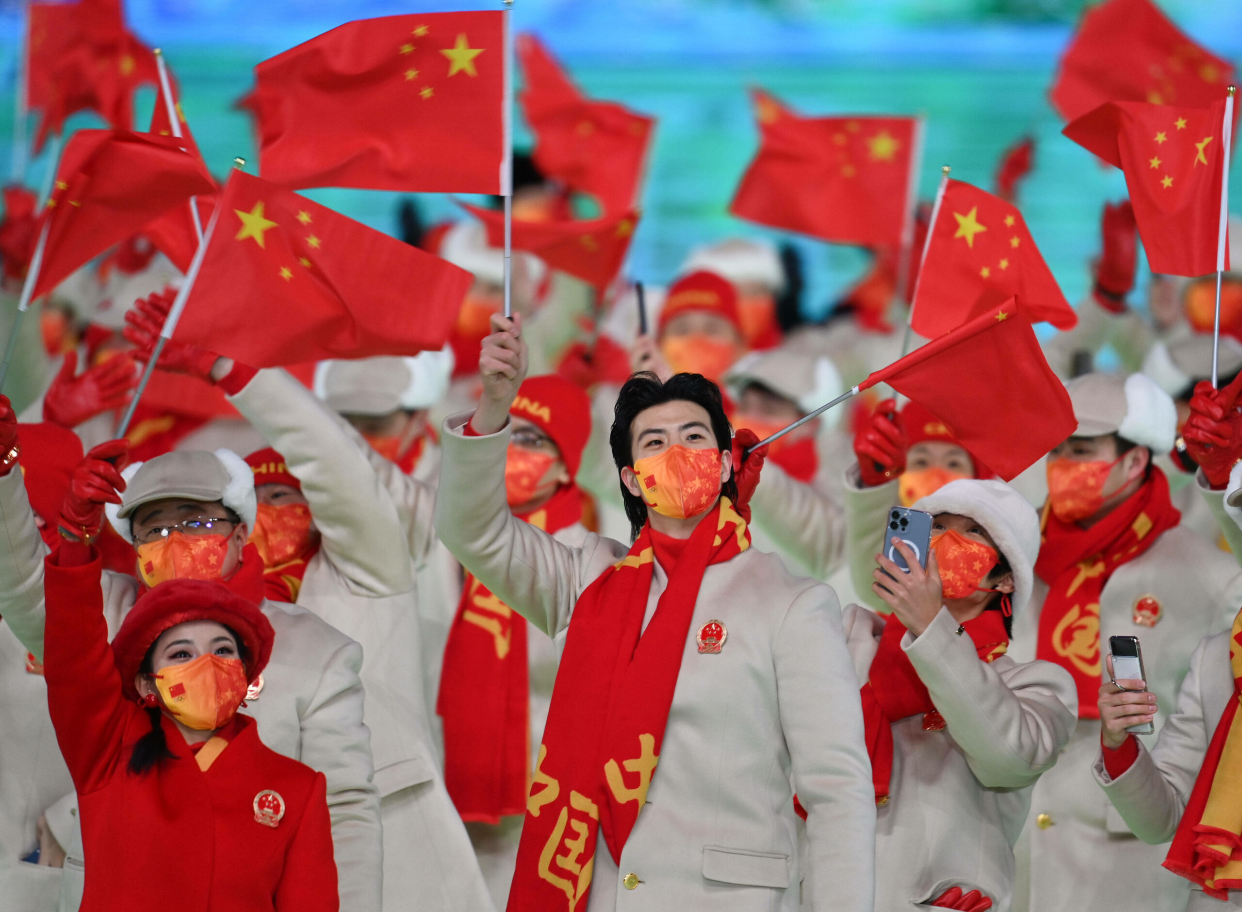 Олимпийская делегация Китайской Народной Республики марширует на Национальном стадионе во время церемонии открытия зимних Олимпийских игр 2022 года в Пекине. 4 февраля 2022 года.   Фото Li Ga/Xinhua/Scanpix/LETA