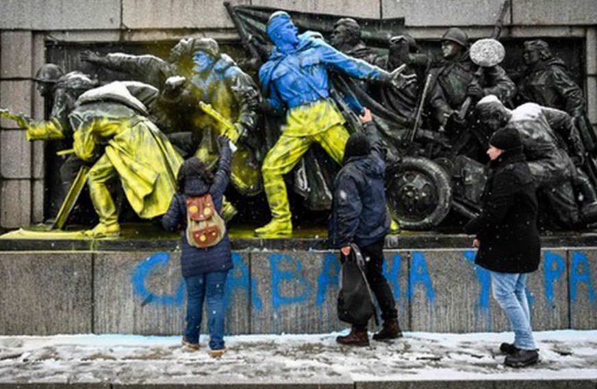 В Софии люди раскрасили фигуры советских солдат в цвета украинского флага в ответ на вторжение России в Украину. Болгария. 27 февраля 2022 года. Фото Nikolay DOYCHINOV/AFP/Scanpix/LETA