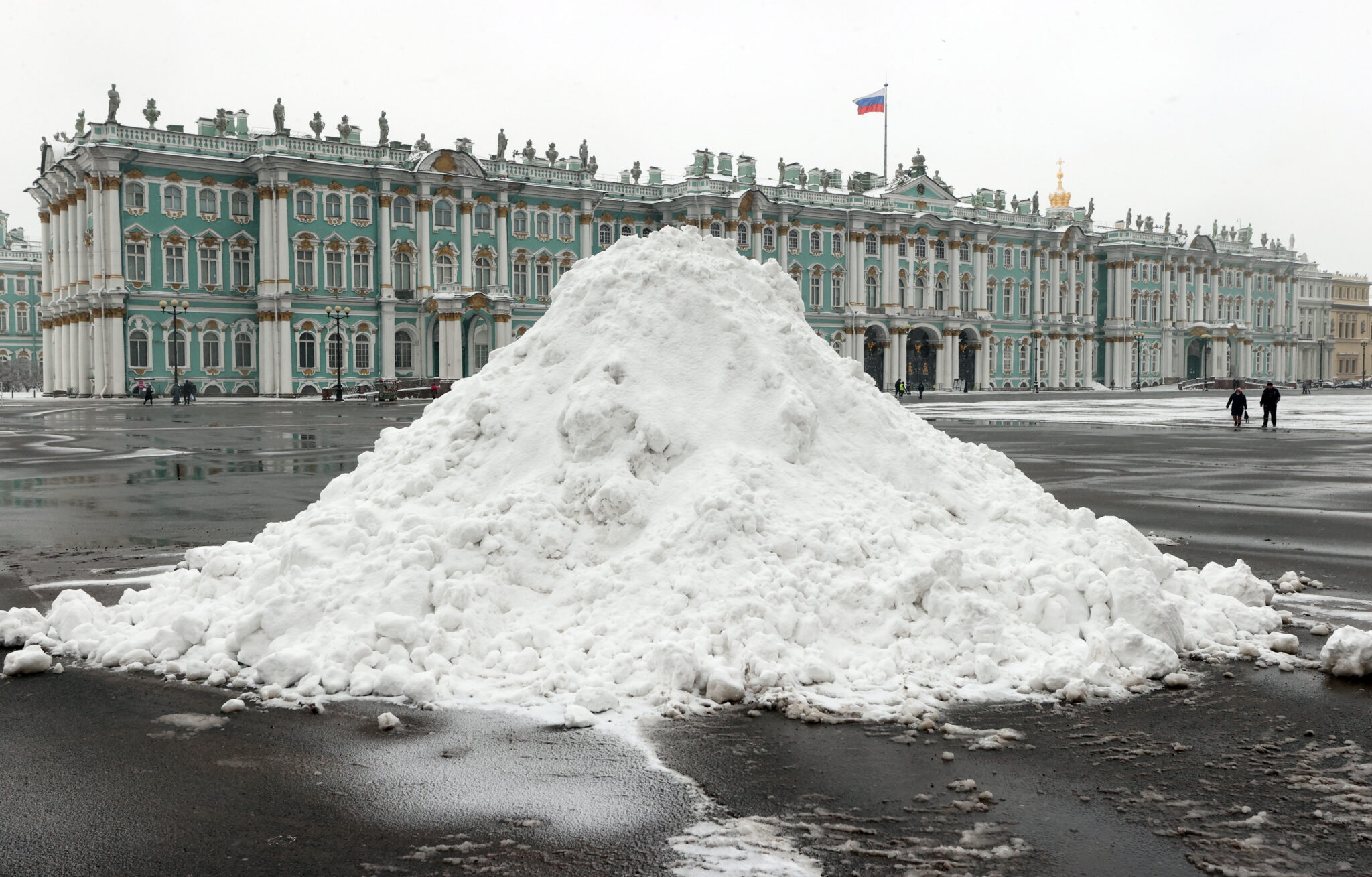 Куча снега в Петербурге. Фото Alexander Demianchuk / TASS / Scanpix / Leta