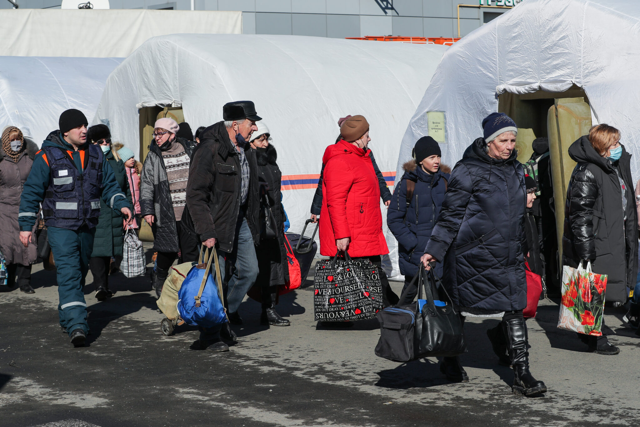 Группа беженцев из ДНР в Ростовской области России 19 февраля 2022. Фото Erik Romanenko/TASS/Scanpix/Leta