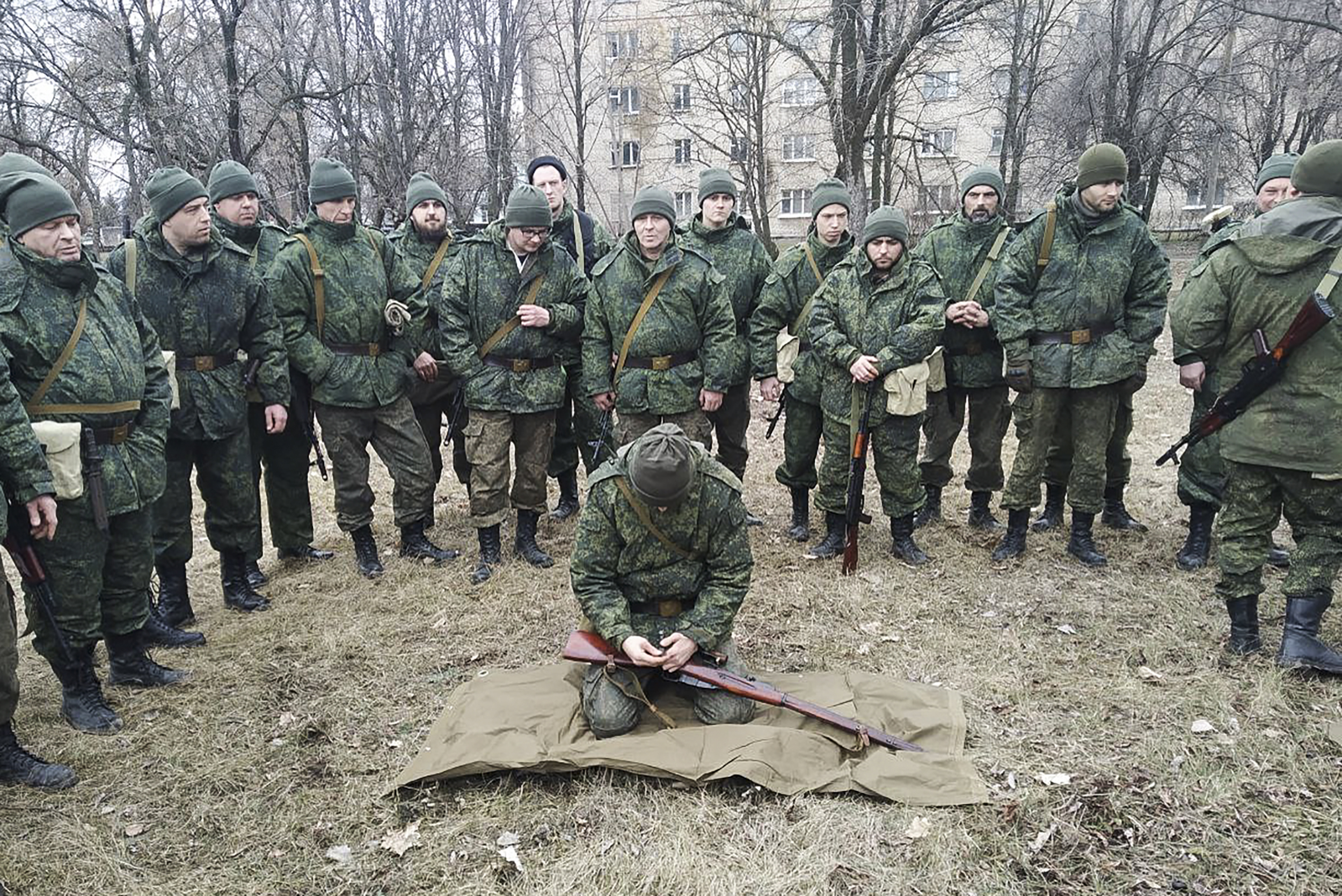 Мобилизованные солдаты готовятся присоединиться к ополчению Луганской народной республики. Некоторые из них обучаются обращению с оружием. Большинство новобранцев - добровольцы, заявляют в ЛНР. Фото Mikhail Skuratov/TASS/Scanpix/LETA