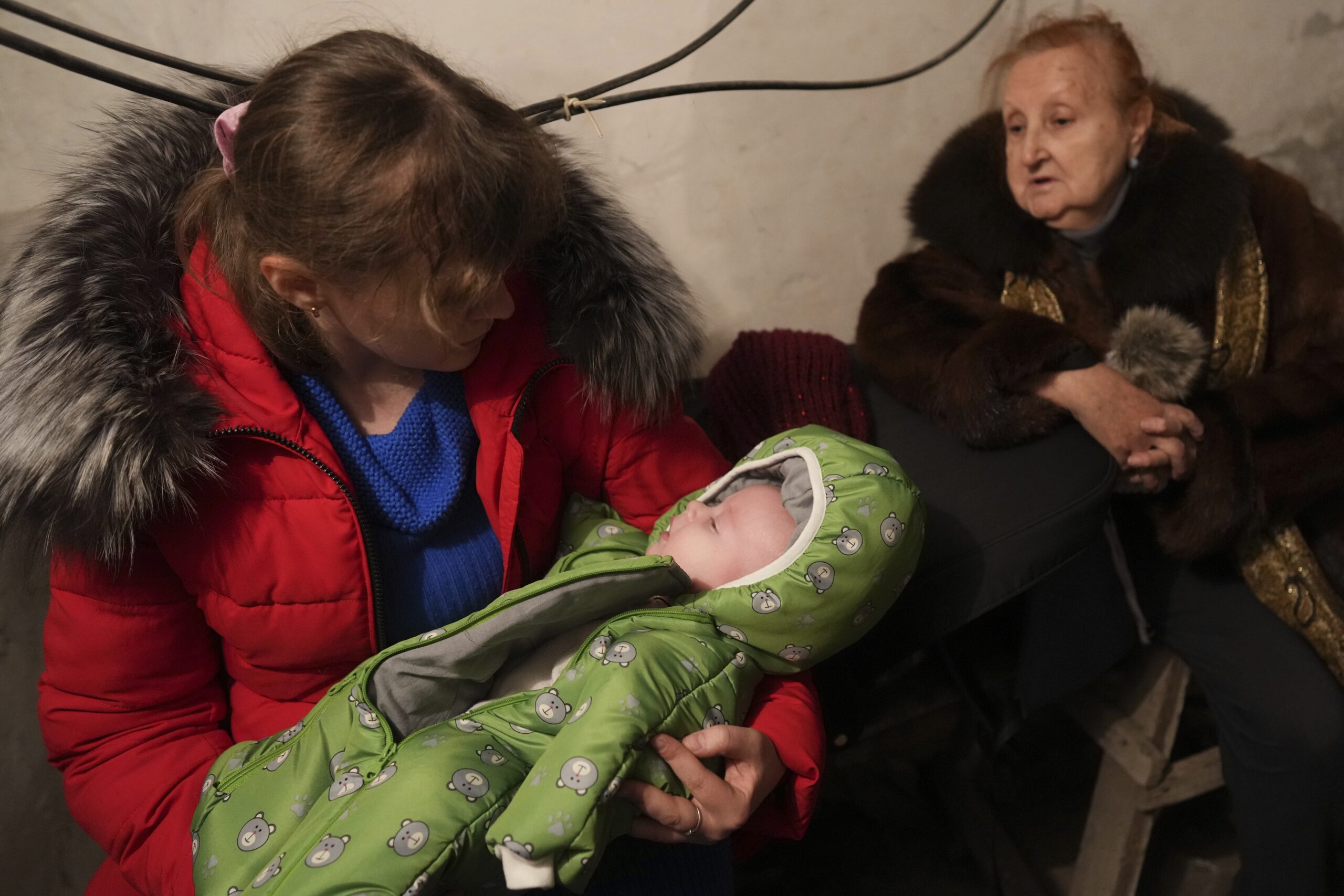 Женщина держит ребенка в укрытии во время обстрела в Мариуполе. Фото Evgeniy Maloletka / TASS / Scanpix / Leta