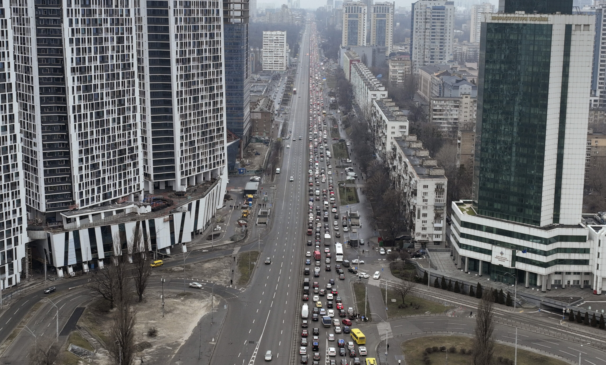 Пробки на выезде из Киева. Февраль 2022 года. Фото Emilio Morenatti / TASS / Scanpix / Leta