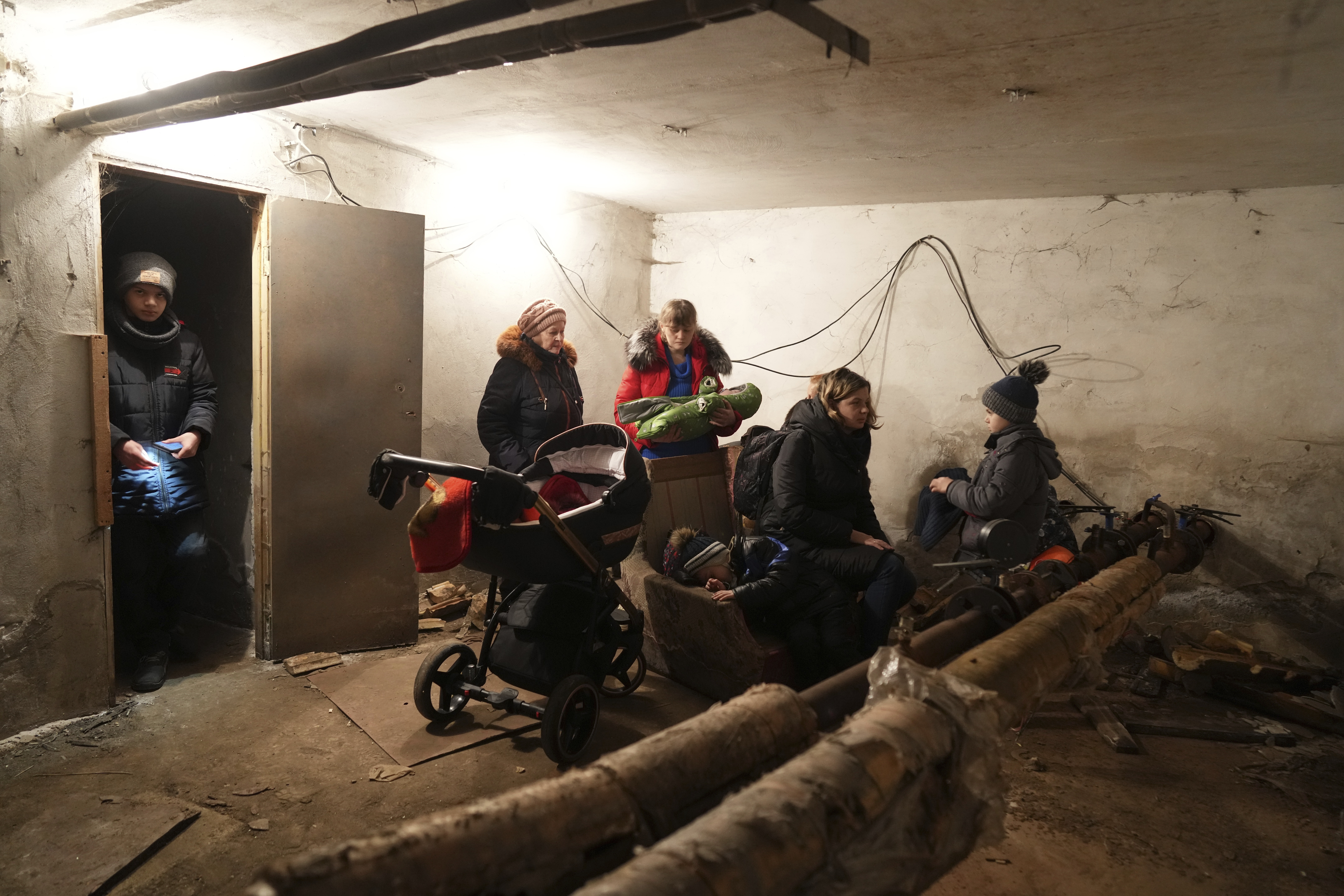 Люди в бомбоубежище в Мариуполе. Фото Evgeniy Maloletka / TASS / Scanpix / Leta