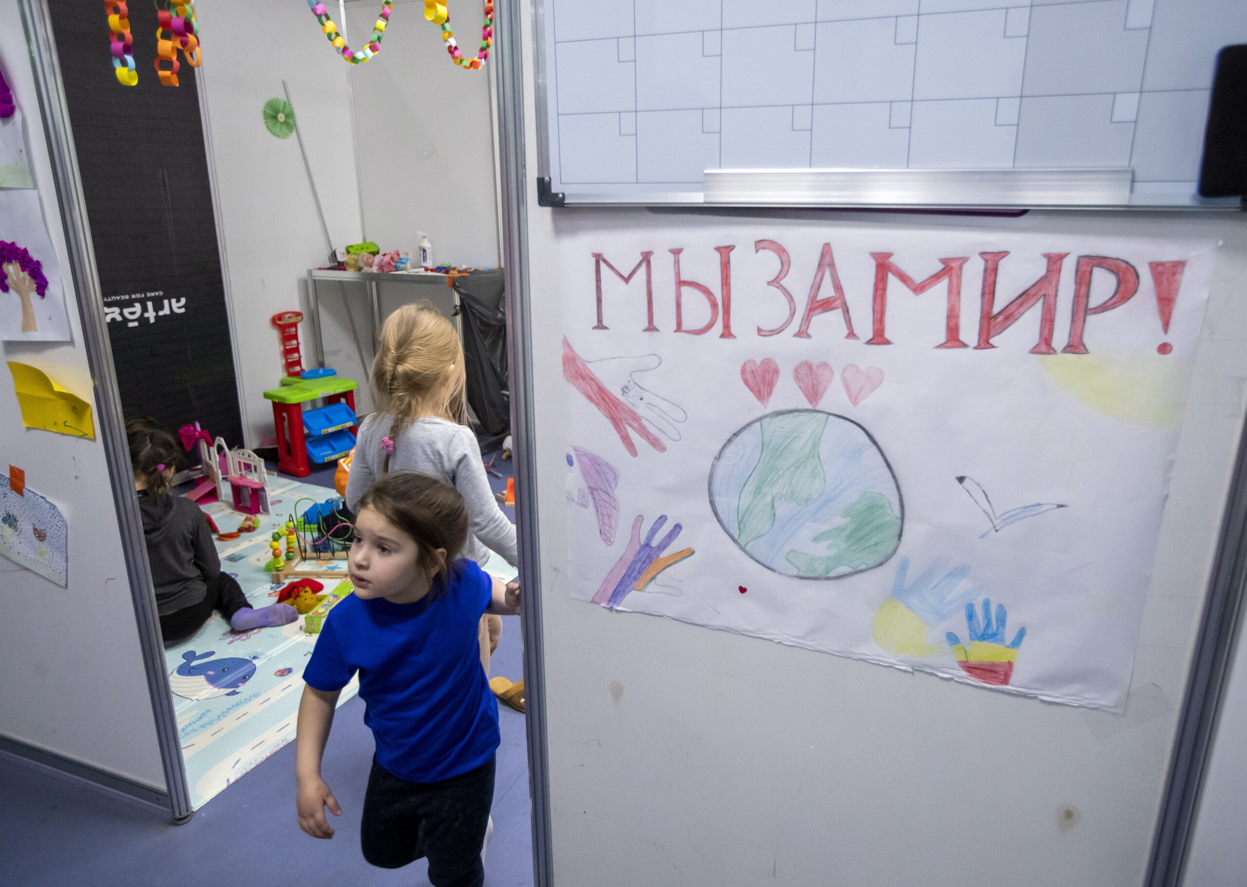 Украинские дети в лагере для беженцев в выставочном центре MoldExpo в Кишиневе. Молдова. 24 марта 2022 года. Фото DUMITRU DORU/EPA/Scanpix/LETA