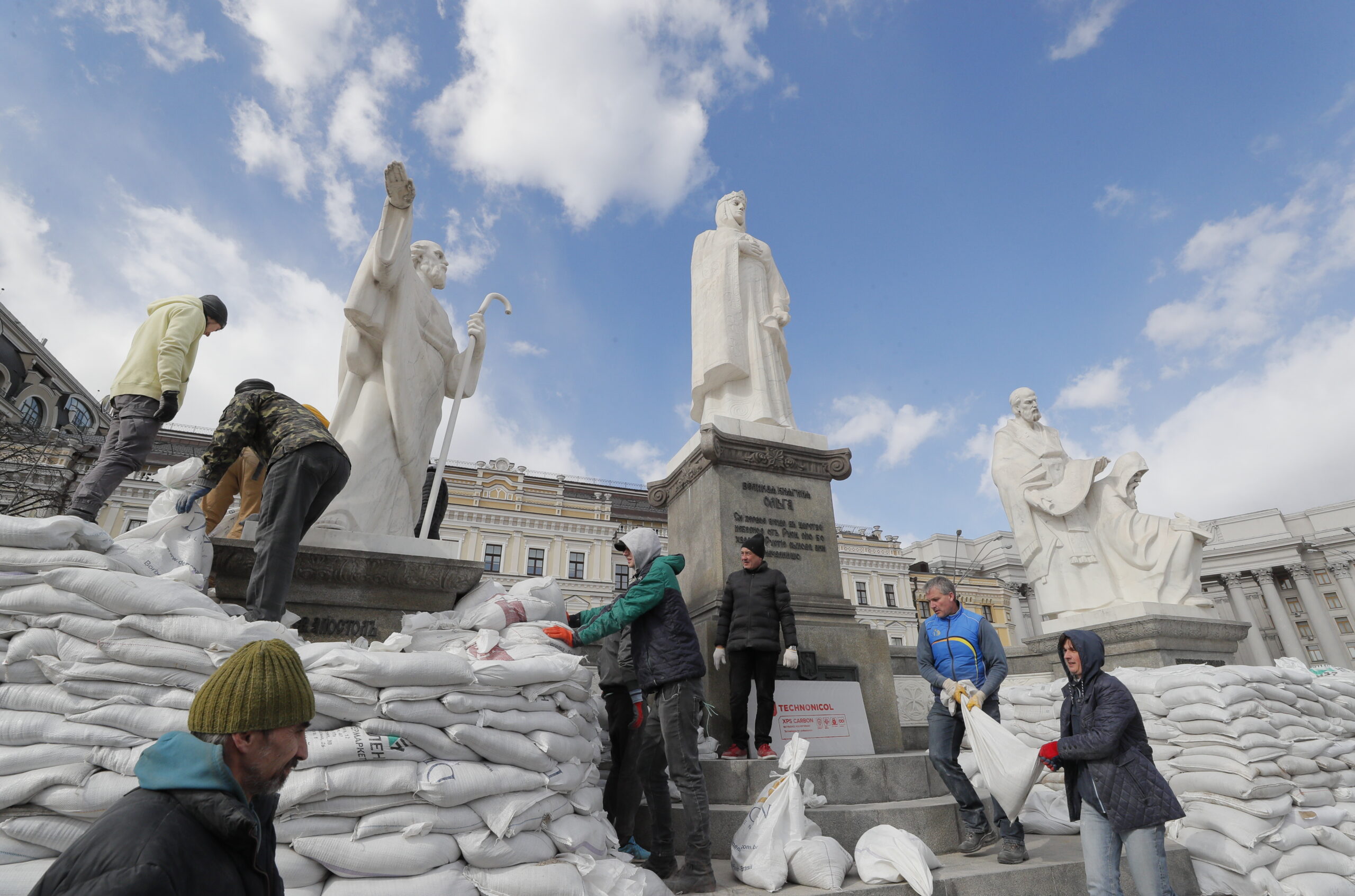 Волонтеры укрывают исторические памятники Киева мешками с песком для их защиты от российских обстрелов. 27 марта 2022 года. Фото SERGEY DOLZHENKO/EPA/Scanpix/LETA