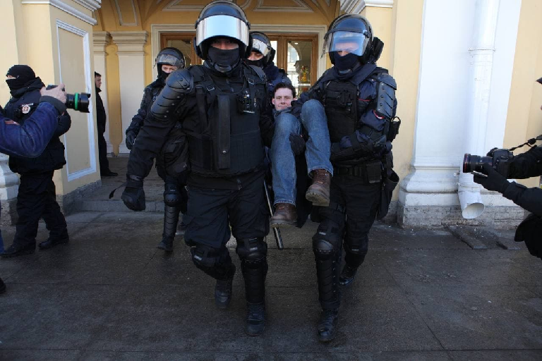 Задержания возле Гостиного двора в Санкт-Петербурге. Фото Елена Лукьянова / «Новая»