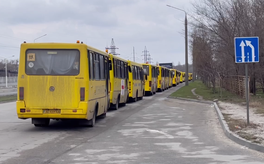 Автобусы Красного креста, обеспечивающие эвакуацию мирного населения по коридору Мариуполь - Запорожье. Кадр видеоролика информагентства TRT