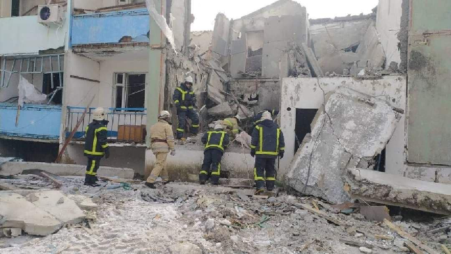 Спасатели разбирают завалы в результате разрушения жилого дома в Харькове. Кадр видео УНИАН