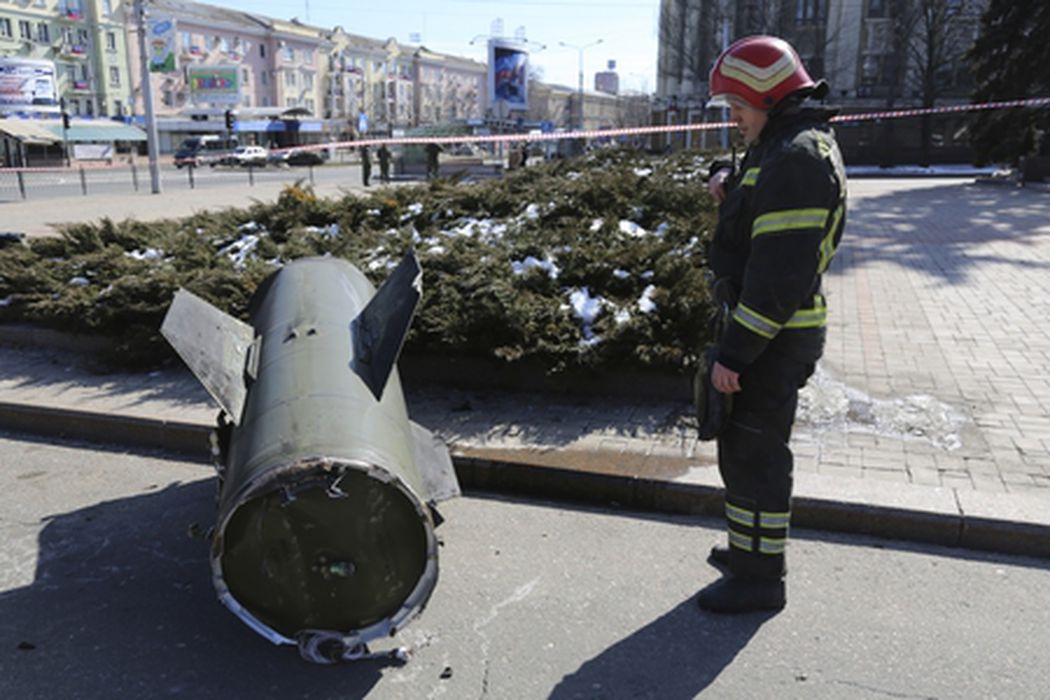 Фрагмент ракеты «Точка-У», упавший в Донецке. Фото AP Photo/Alexei Alexandrov/Scanpix/LETA