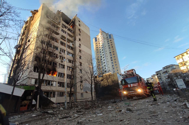 Эвакуация жителей после попадания осколков снаряда в 12-этажный жилой дом в Киеве. Фото УНИАН