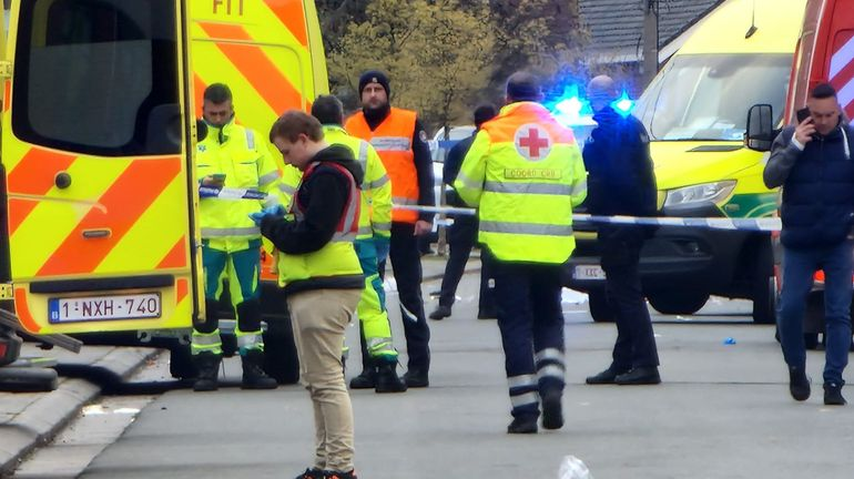 Спасательные службы на месте наезда автомобиля на участников парада в Бельгии. Кадр телеканала RTBF