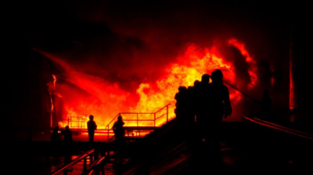 Пожарные тушат пожар на складе горючего после ракетного удара во Львове. Фото пресс-службы ГСЧС Украины