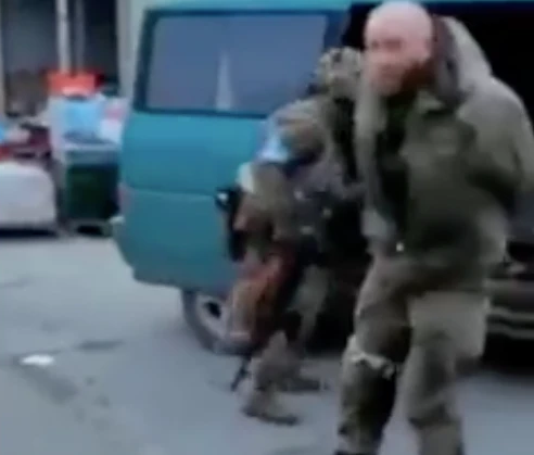 Кадр видеозаписи, на которой предположительно украинские военные пытают российских военнопленных