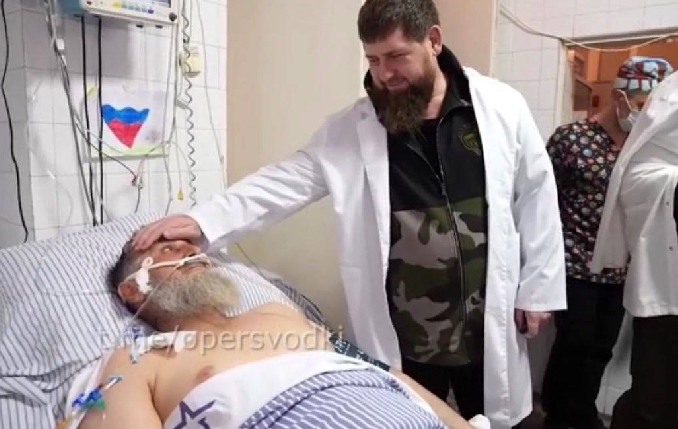 Рамзан Кадыров навещает в госпитале раненого Руслана Геремеева. Кадр видео, опубликованного в телеграм-канале «Оперсводки»