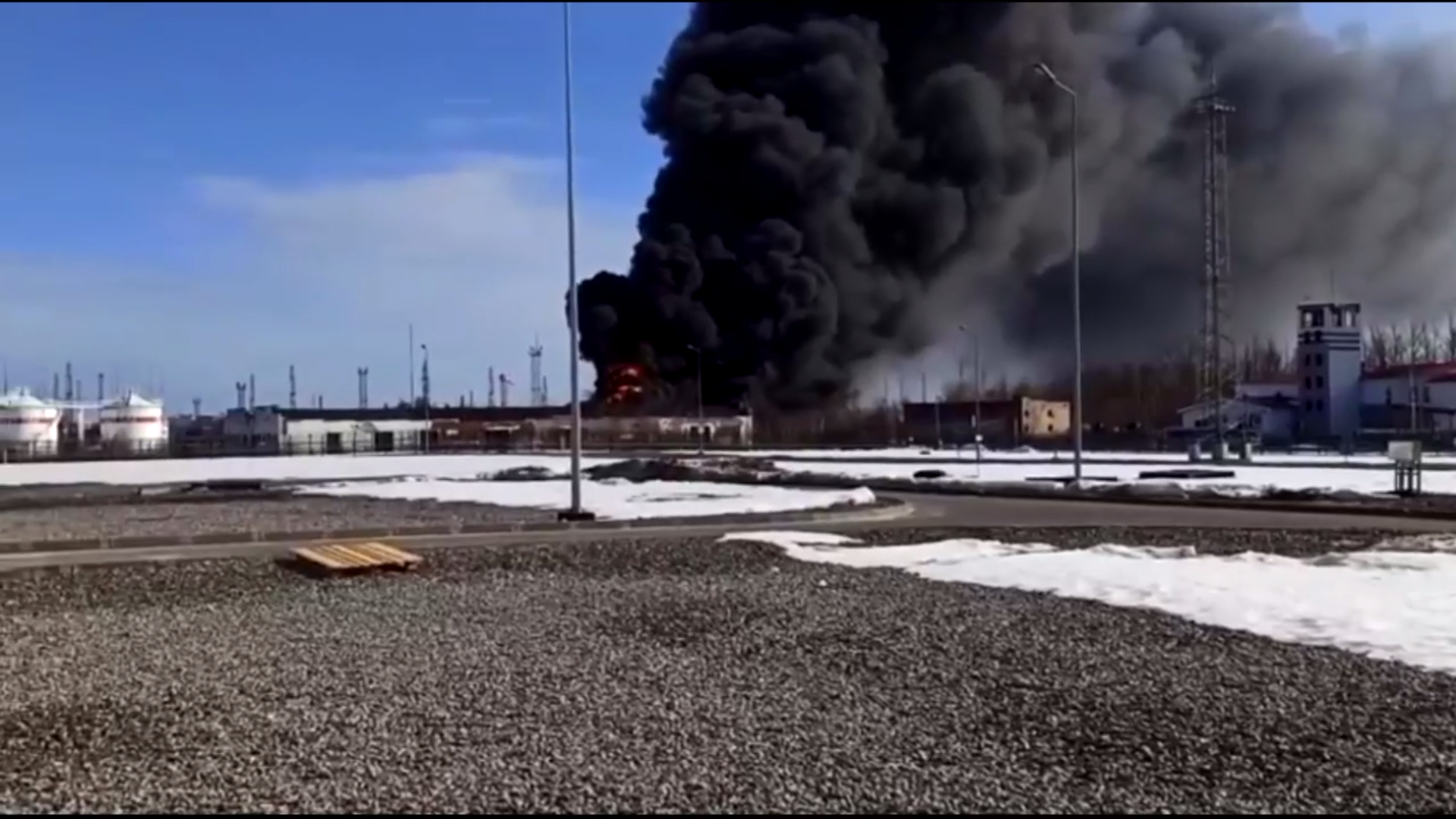 Пожар на нефтебазе в Кстовском районе. Скриншот из видео РИА Новости.