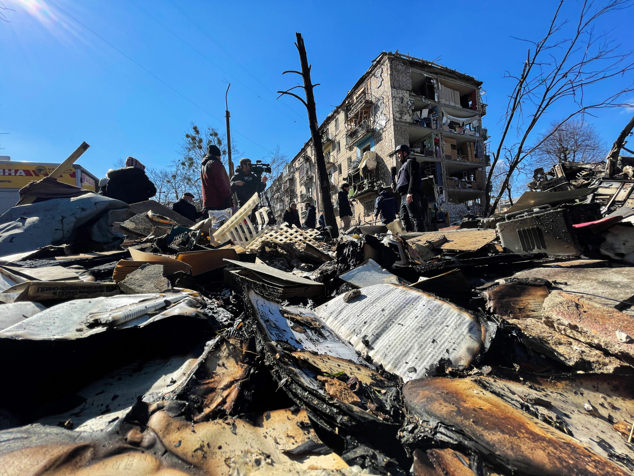 Разрушенный жилой дом после ракетного обстрела в Киеве. 18 марта 2022 года. Фото Mohammad Javad Abjoushak/SOPA Images via ZUMA Press Wire/Scanpix /Leta