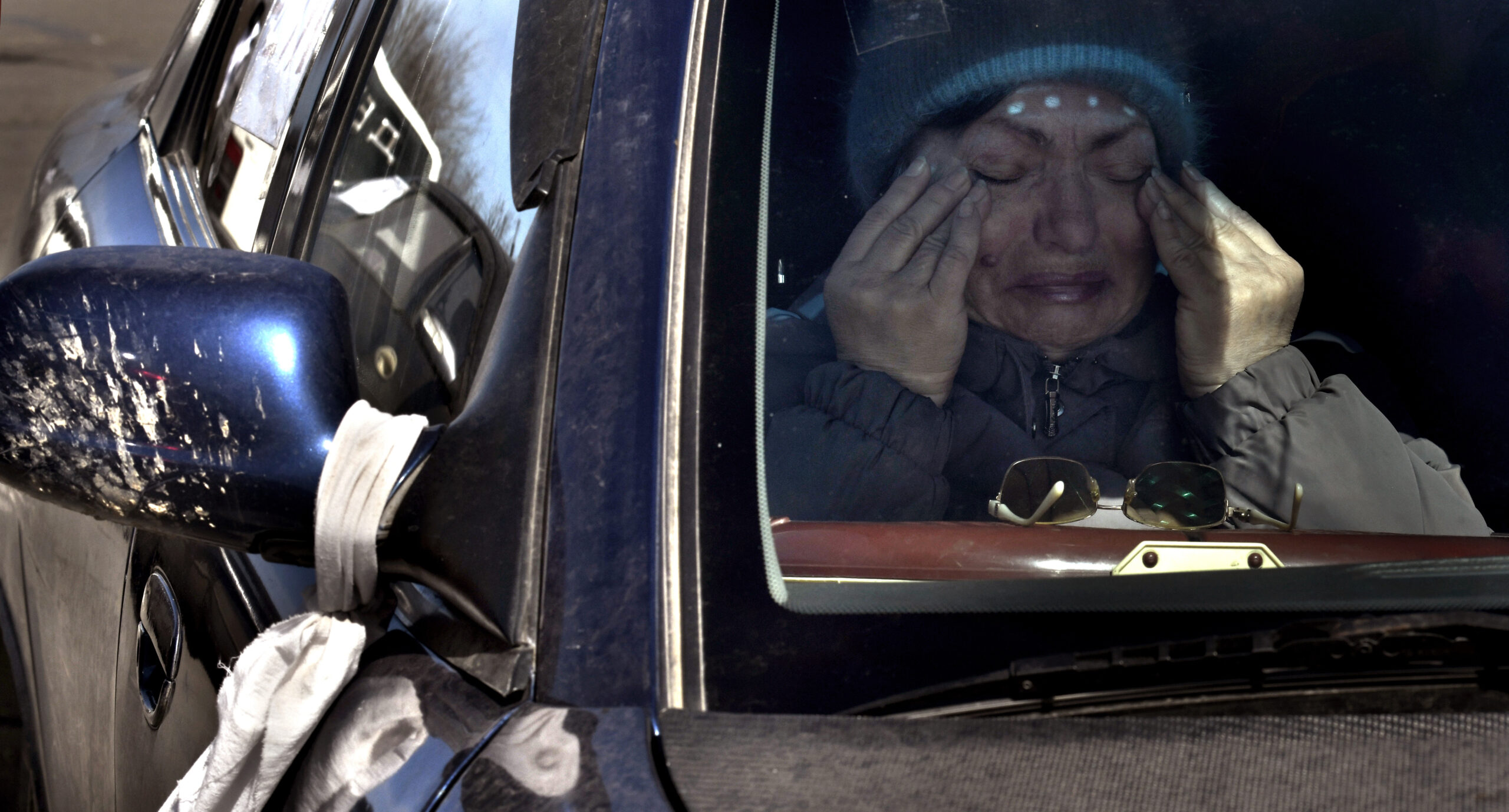 Татьяна Ляпина плачет во время эвакуации из Мариуполя через Запорожье. Украина, 28 марта 2022 года. Фото Carol Guzy/ZUMA Press Wire/Scanpix/LETA 