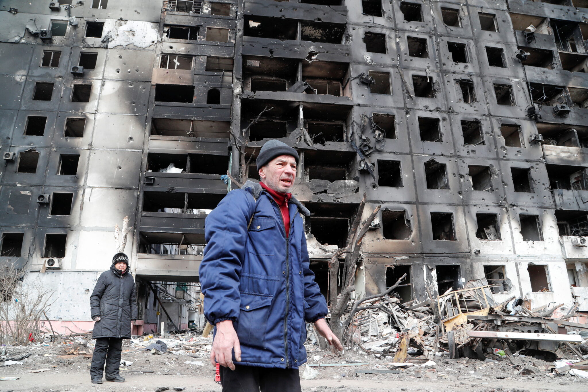 Жильцы многоквартирного дома, который был разрушен во время обстрелов. Мариуполь, Украина. 17 марта 2022 г. © REUTERS / Alexander Ermochenko / Scanpix / Leta