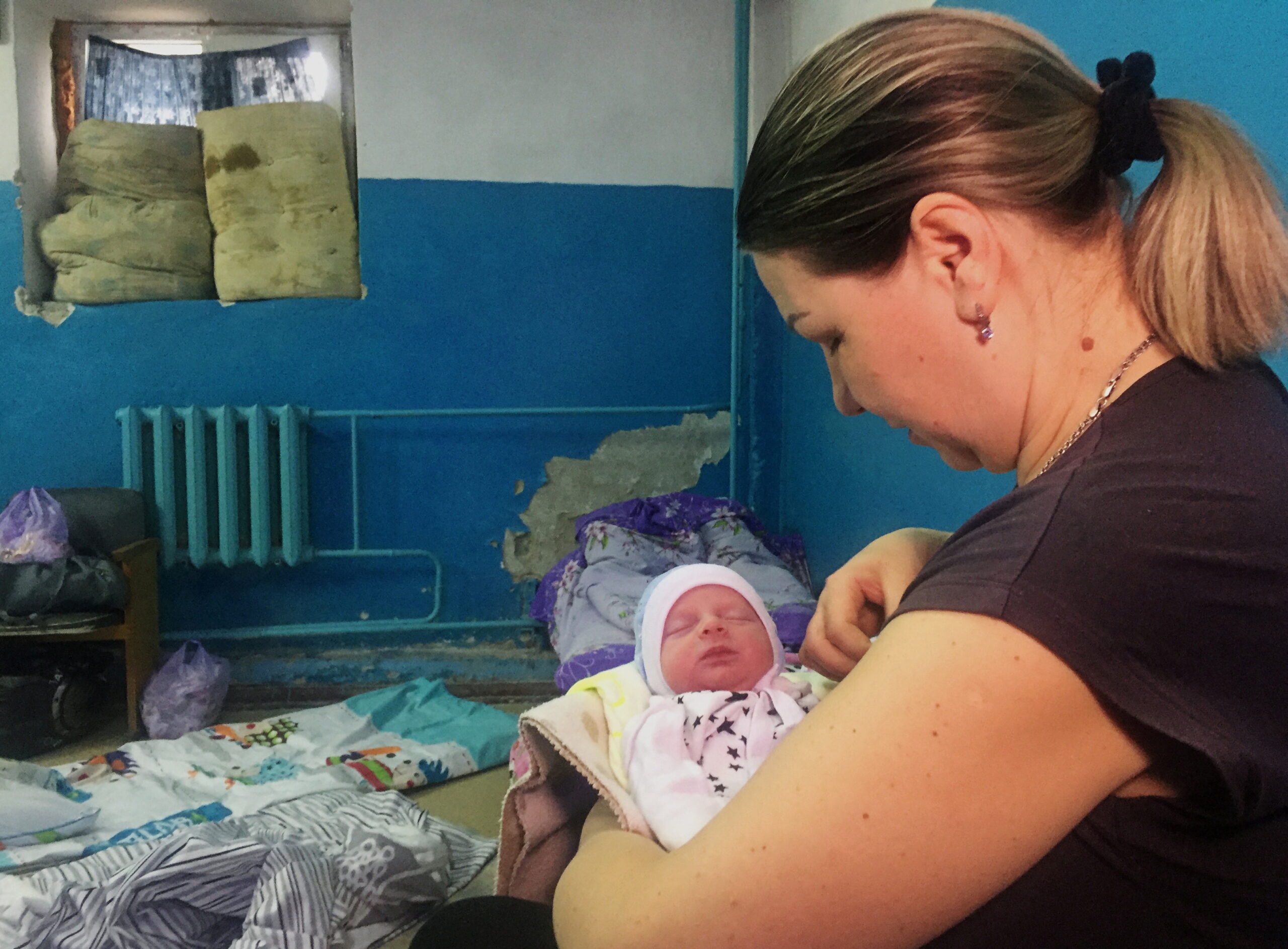 Женщина держит своего новорожденного ребенка, пока они укрываются в подвале перинатального центра в Харькове. Фото VITALIY GNIDYI TASS / Scanpix / Leta