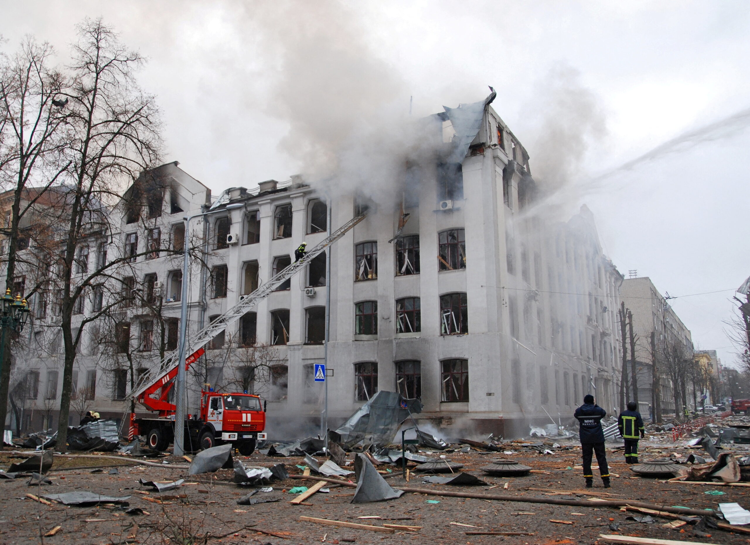 Пожарные тушат пожар в здании Харьковского национального университета, которое пострадало в результате обстрела. Фото OLEKSANDR LAPSHYN / TASS / Scanpix / Leta