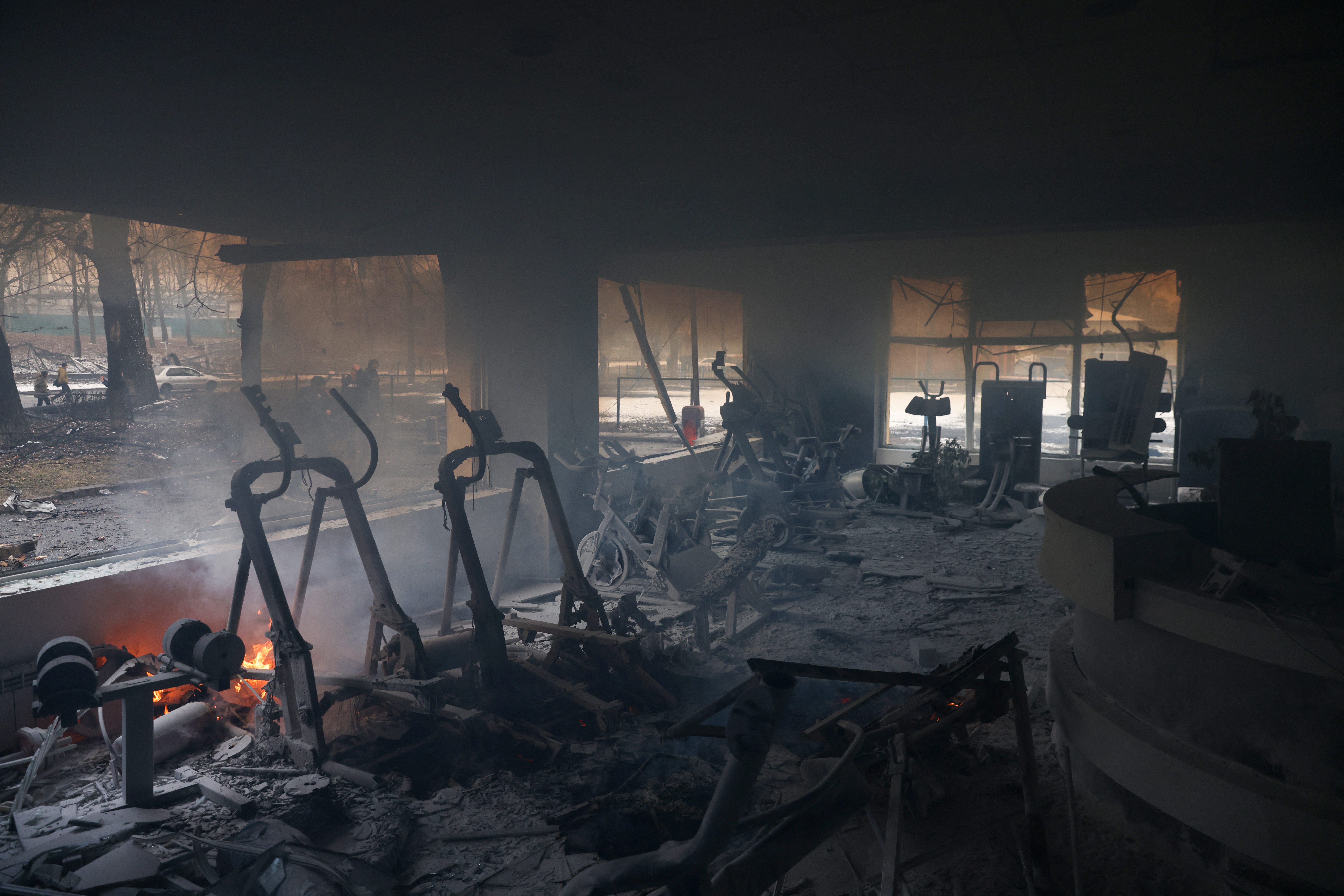 Дым в сгоревшем фитнес-центре, разрушенном после взрыва телебашни. Фото UMIT BEKTAS / TASS / Scanpix / Leta