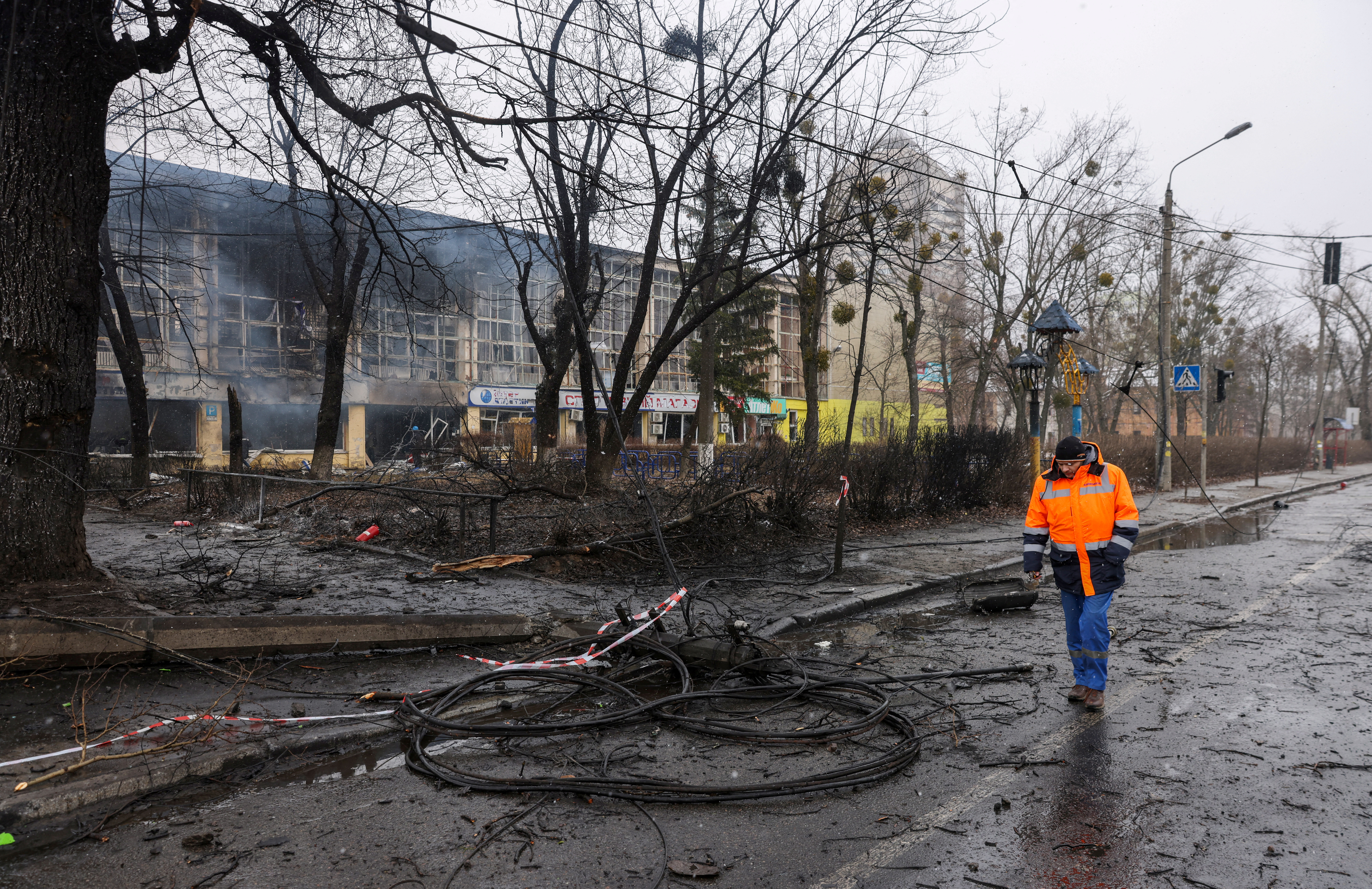 Мужчина идет по месту вчерашнего взрыва телебашни в Киеве. Фото UMIT BEKTAS / TASS / Scanpix / Leta