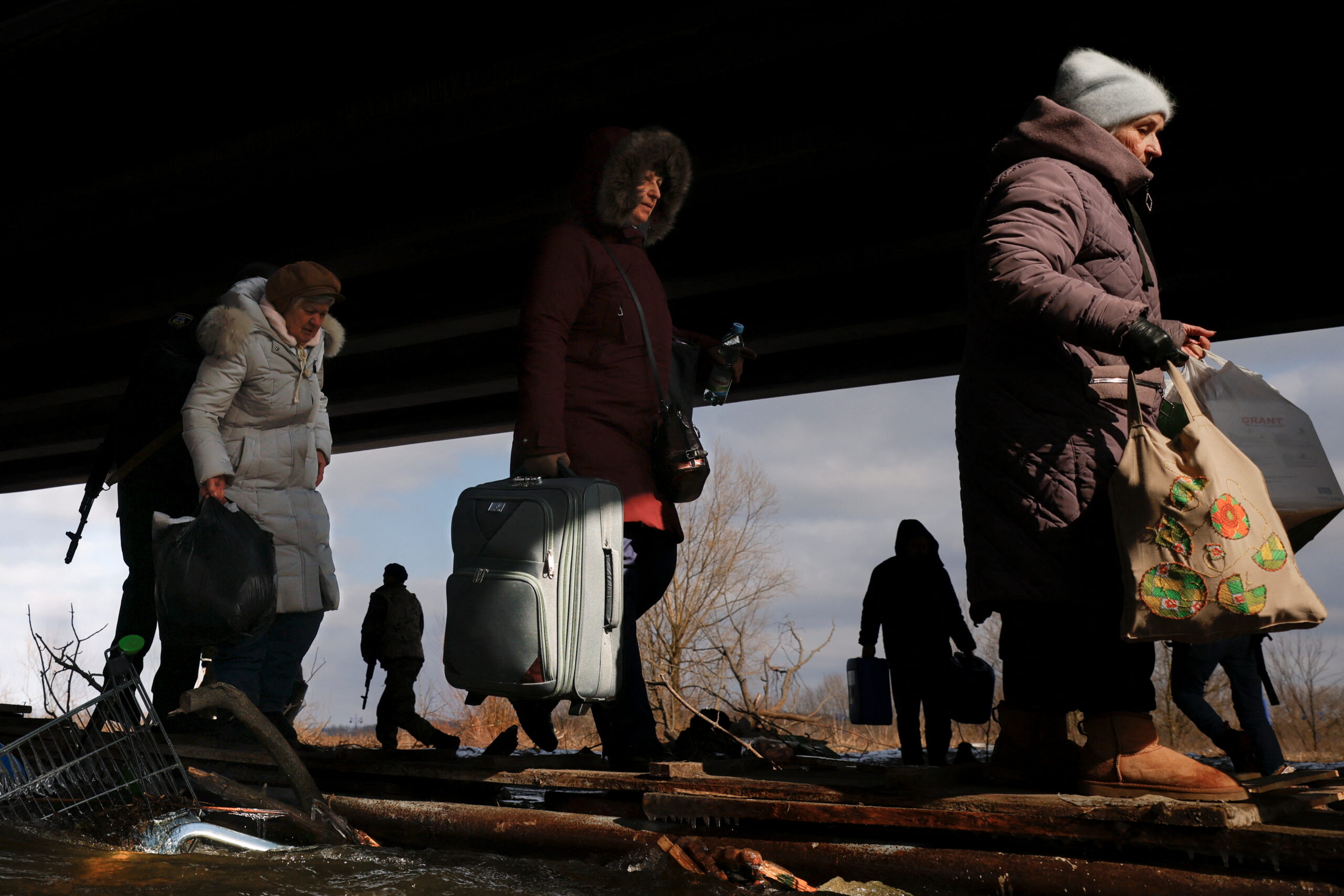 Люди переходят реку Ирпень, спасаясь от наступления российских войск. Пригород Киева. 9 марта 2022 года. Фото Thomas Peter/REUTERS/Scanpix/LETA