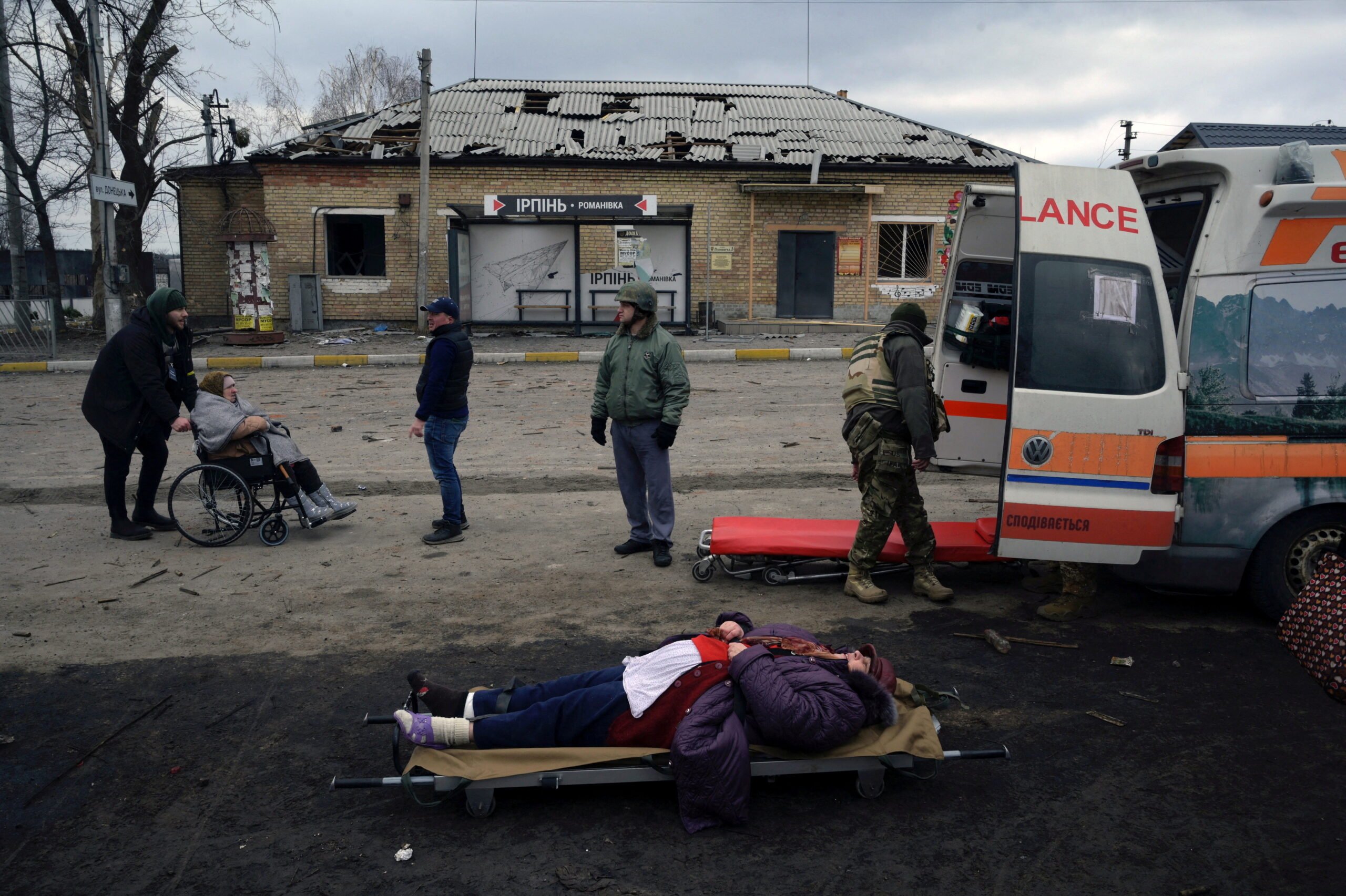 Женщина лежит на носилках. Ирпень. Украина. 9 марта 2022 года. Фото Maksim Levin/REUTERS/Scanpix/LETA