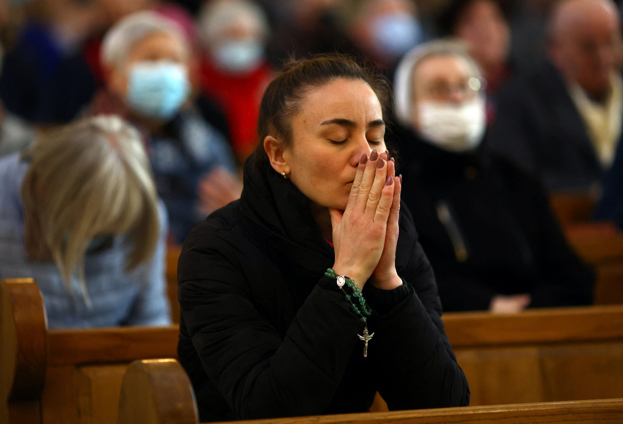 Местные жители и украинские беженцы молятся за Украину на богослужении в Перемышле. Польша. 27 марта 2022 года. Фото Hannah McKay/REUTERS/Scanpix/LETA