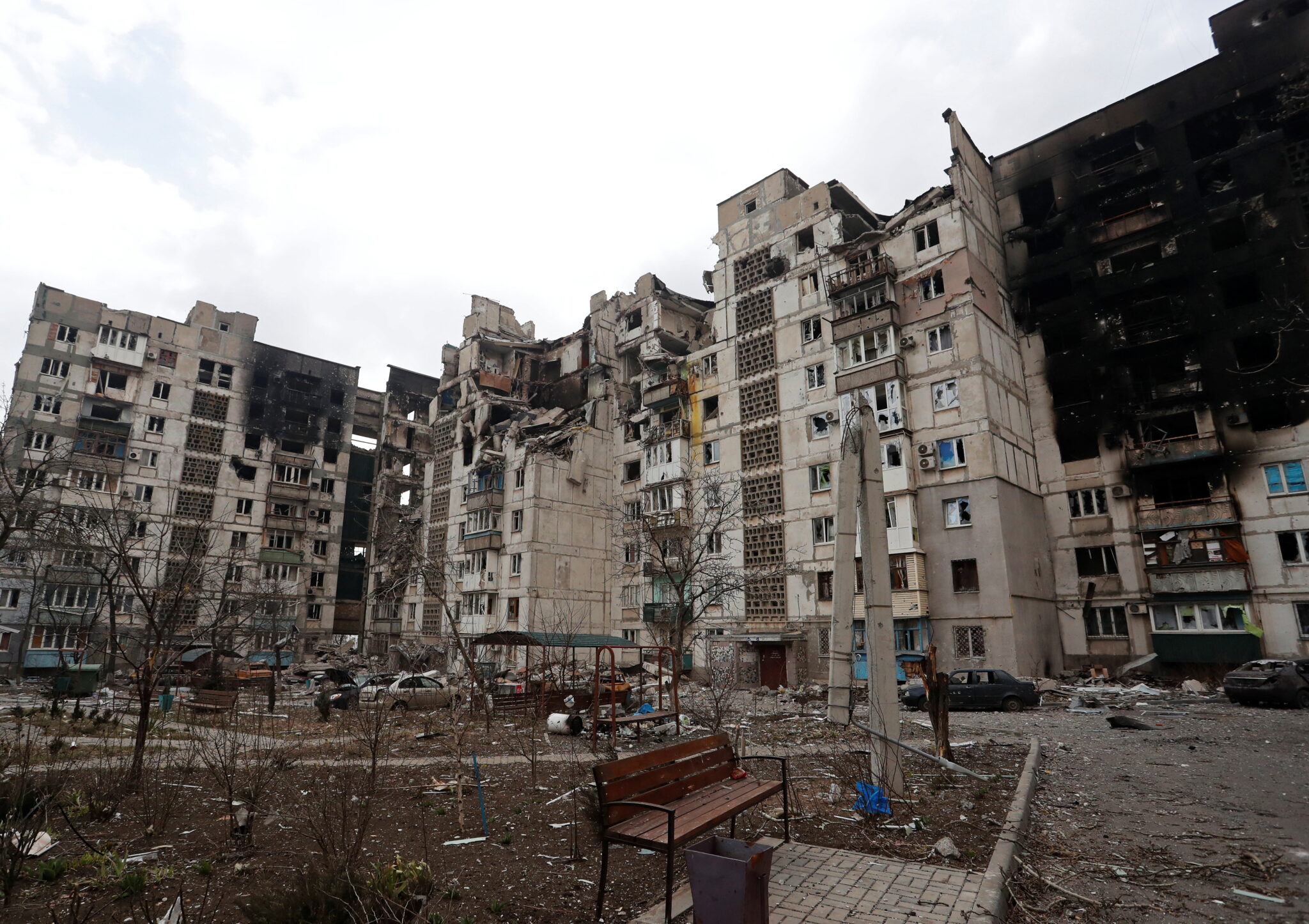 Разбомбленный жилой дом в Мариуполе. Фото REUTERS/Alexander Ermochenko/Scanpix/LETA