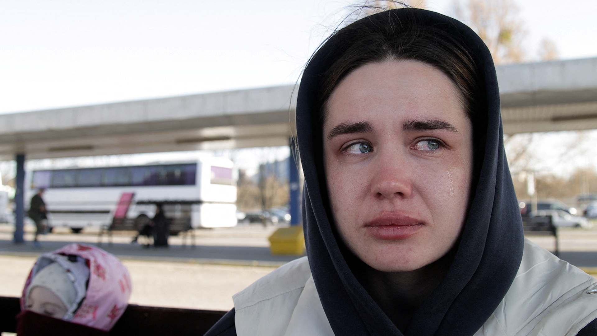 25-летняя Анжелика Марченко из Ивано-Франковска ждет автобуса на вокзале в Варшаве. Польша. 28 марта 2022 года. Фото Kuba Stezycki/REUTERS/Scanpix/LETA