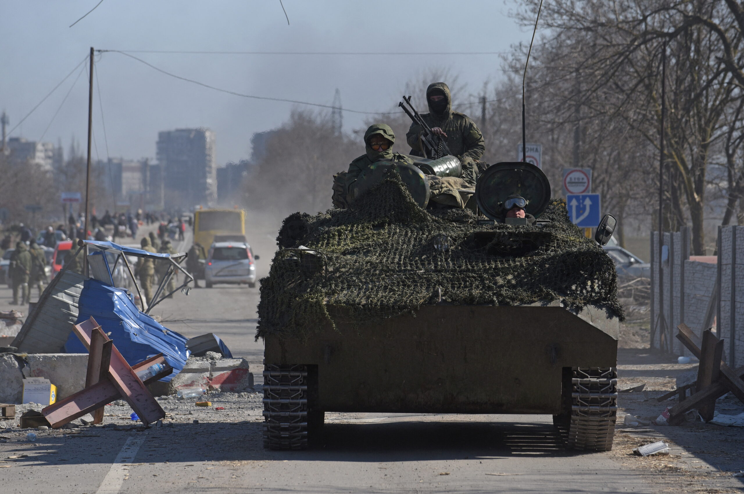 Военнослужащие пророссийских войск в форме без знаков различия в бронетранспортере в осажденном Мариуполе, Украина 19 марта 2022 г. © Reuters /Stringer / Scanpix / Leta